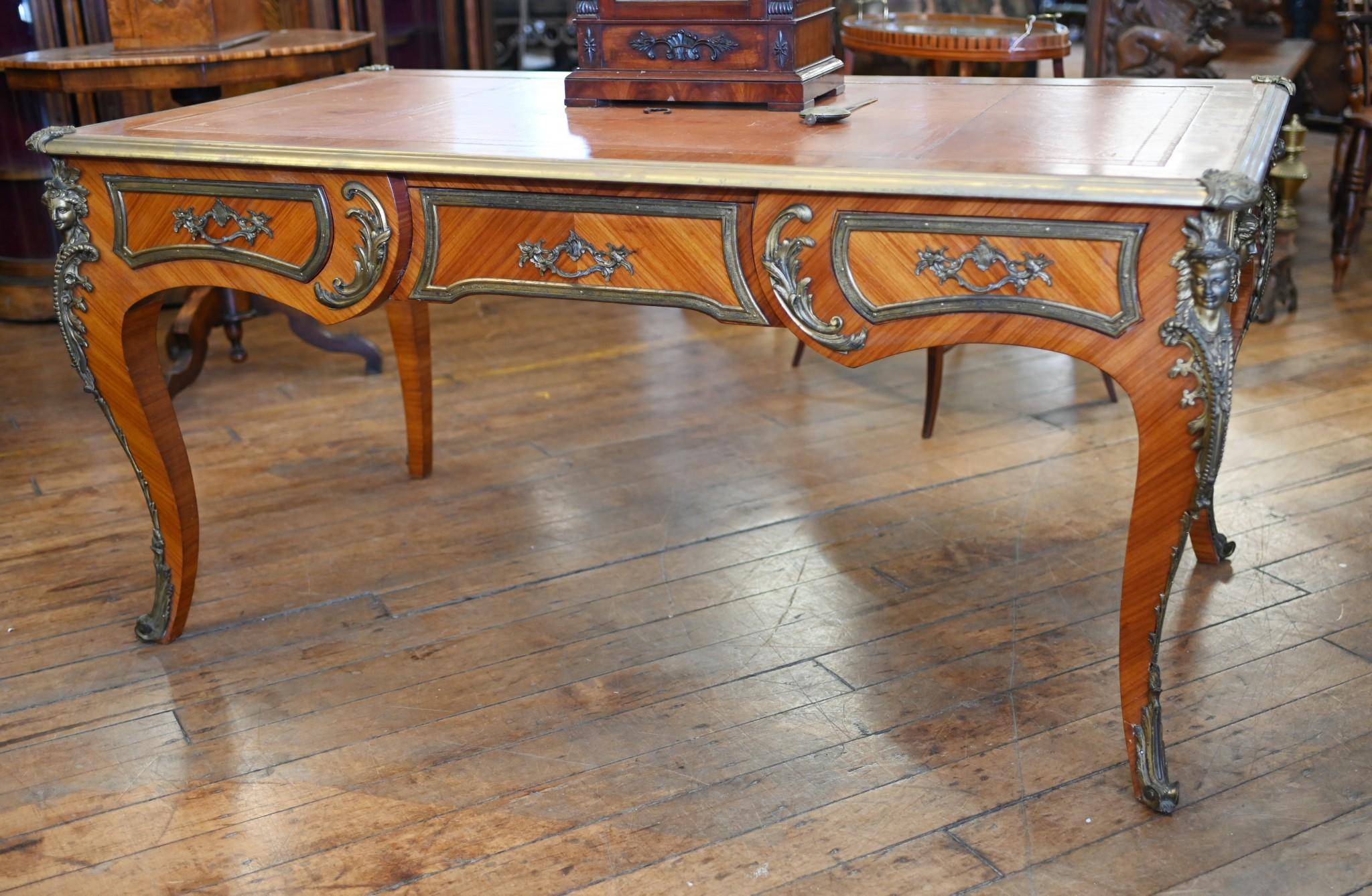 Französischer Bureau Plat Schreibtisch Louis XVI.-Schreibtisch im Angebot 3