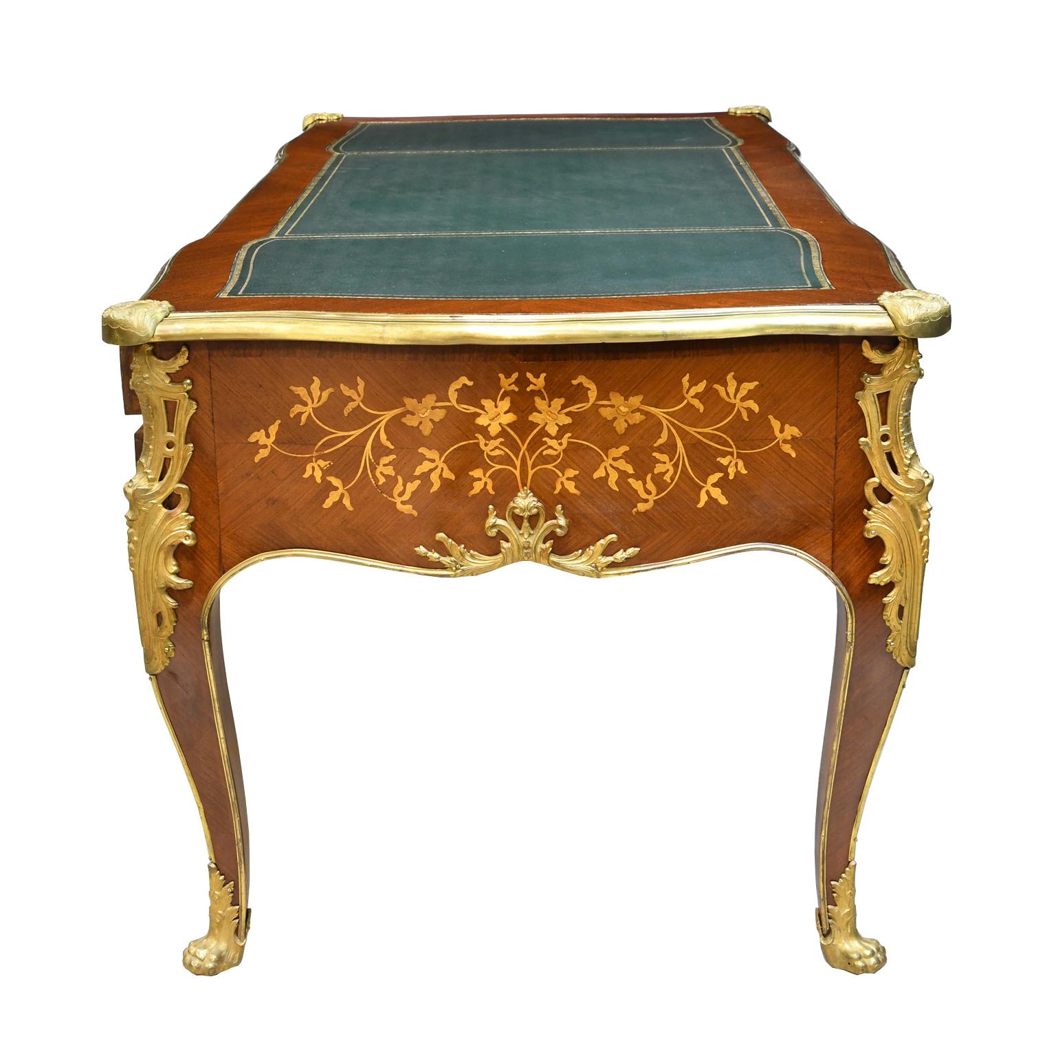 Französisches Bureau Plat mit Parkett:: Intarsien und Ormolu:: um 1910 8