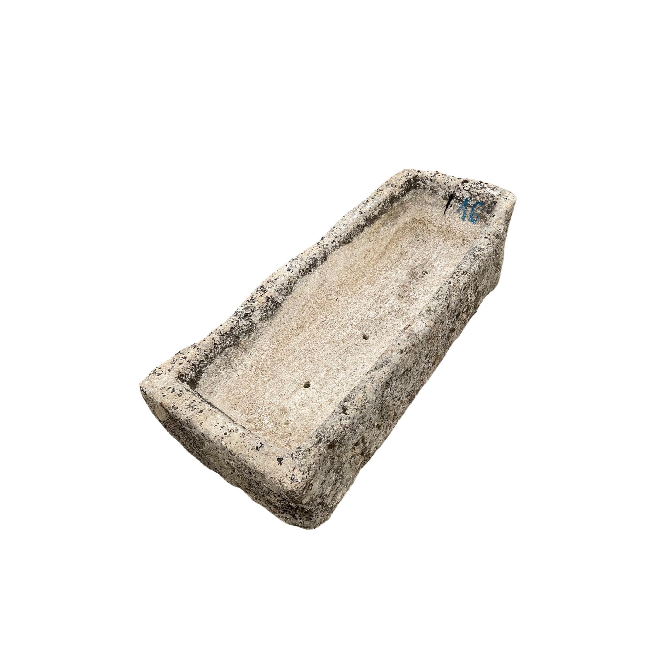 This authentic French Burgundy Trough, crafted during the 17th century, is constructed from high quality burgundy limestone and is the perfect addition to any architectural display. Expertly designed to last for decades, its classic and timeless