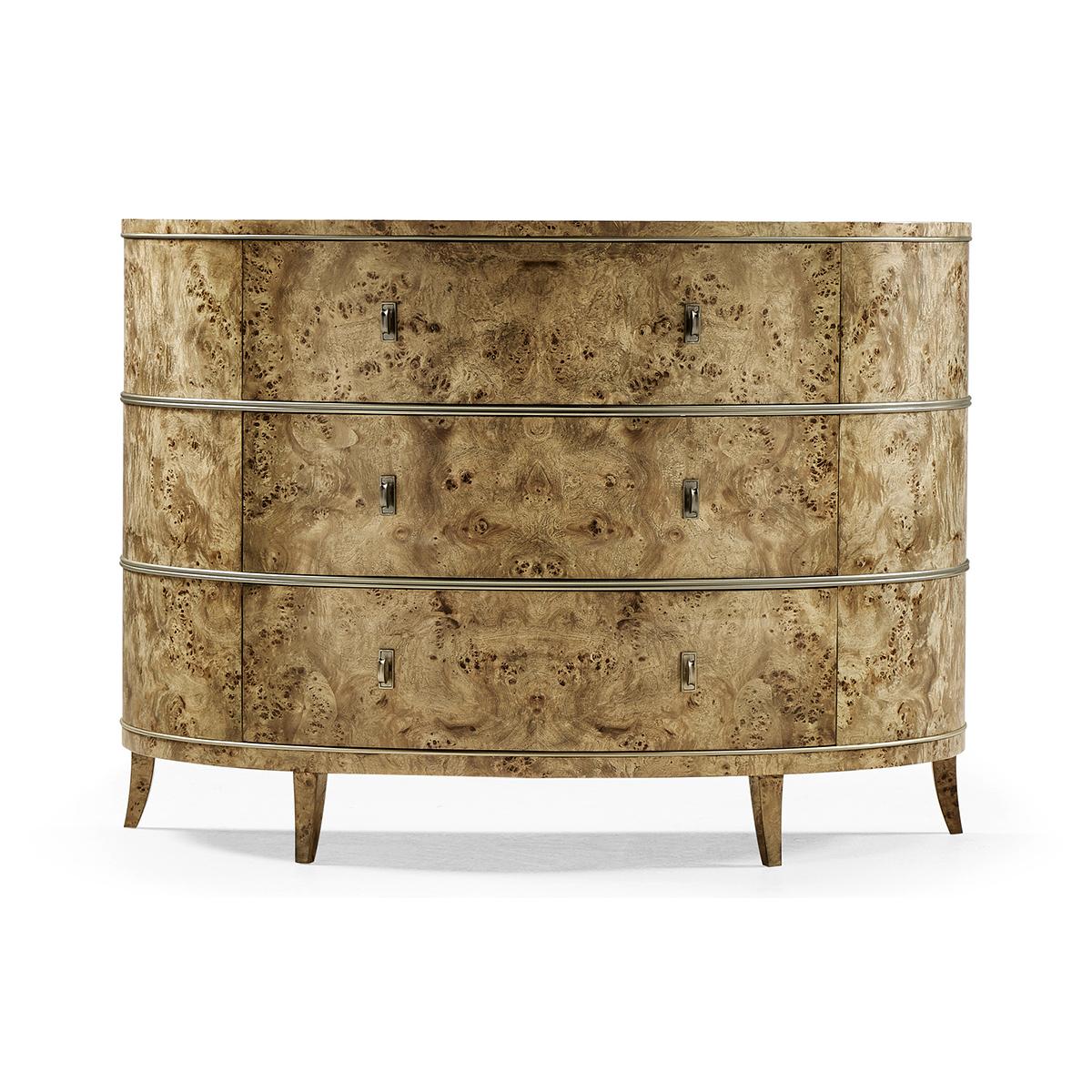 Comò moderno French Burl Demi Lune, costruito in legno duro e impiallacciatura di radica di frassino con una leggera finitura laccata trasparente. La ferramenta in ottone viene immersa nell'acido e strofinata a mano per ottenere una patina ricca e