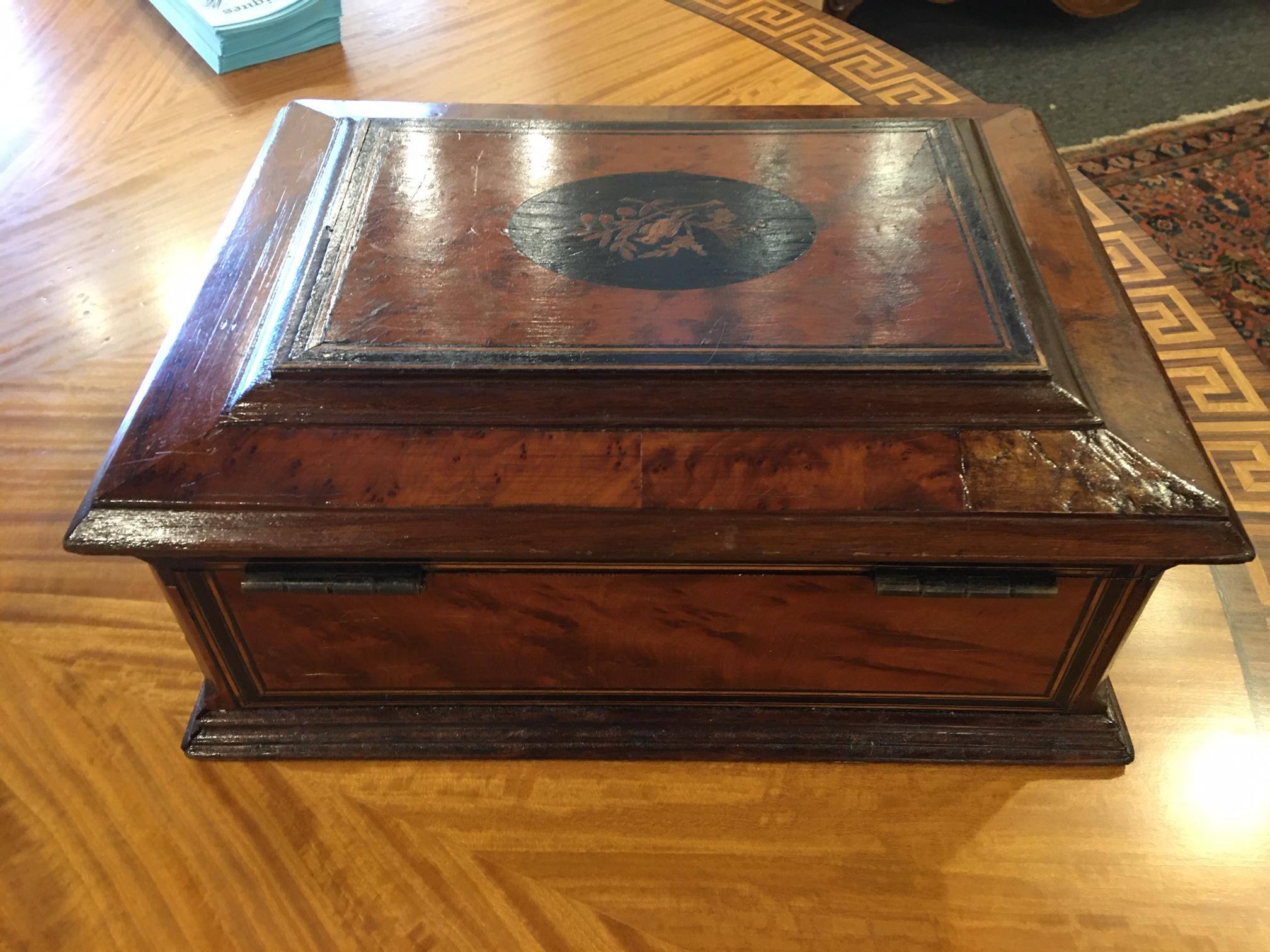 French Burl Walnut and Decorative Inlay Jewelry Box, 19th Century For Sale 1