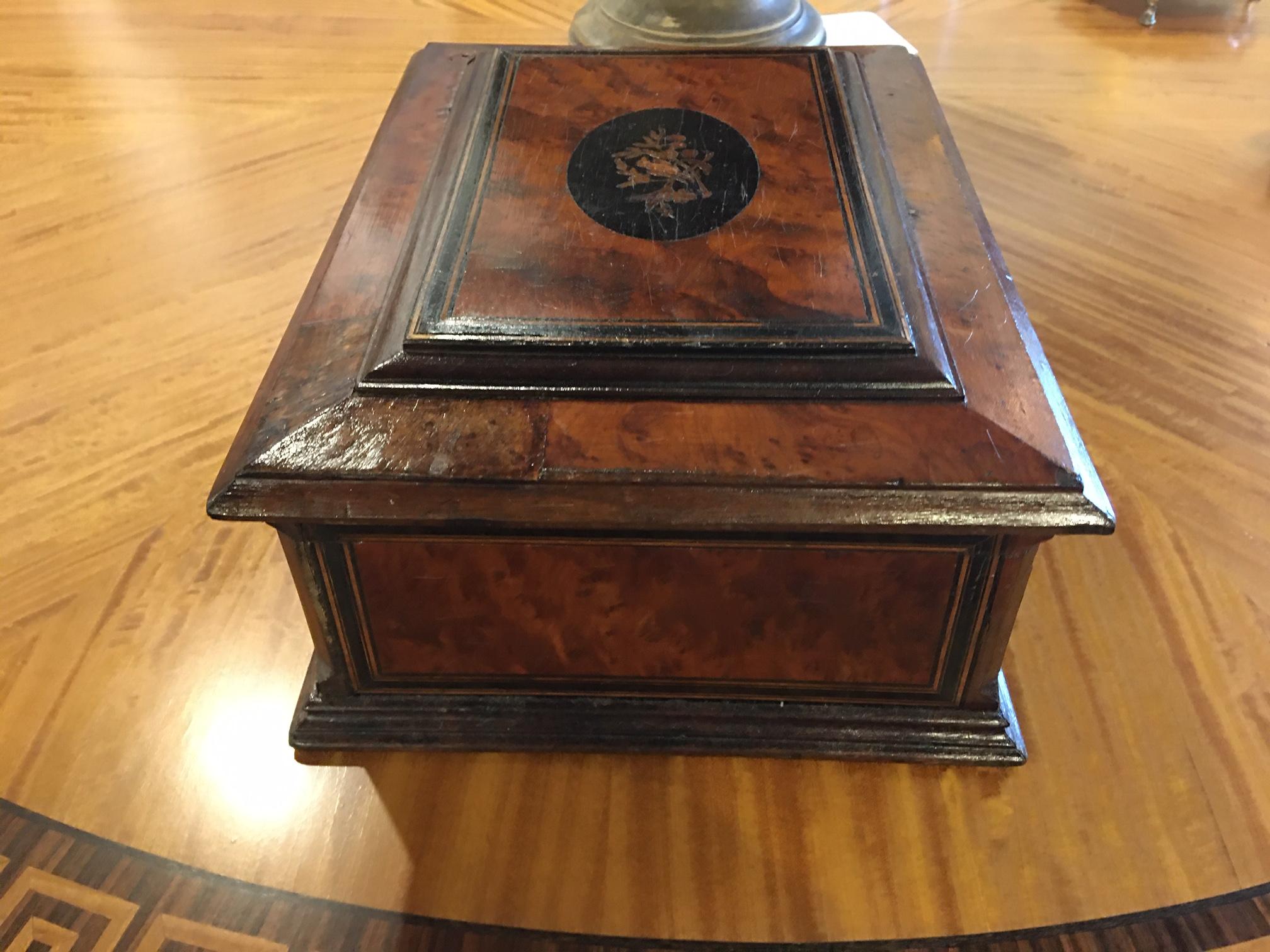 French Burl Walnut and Decorative Inlay Jewelry Box, 19th Century For Sale 6