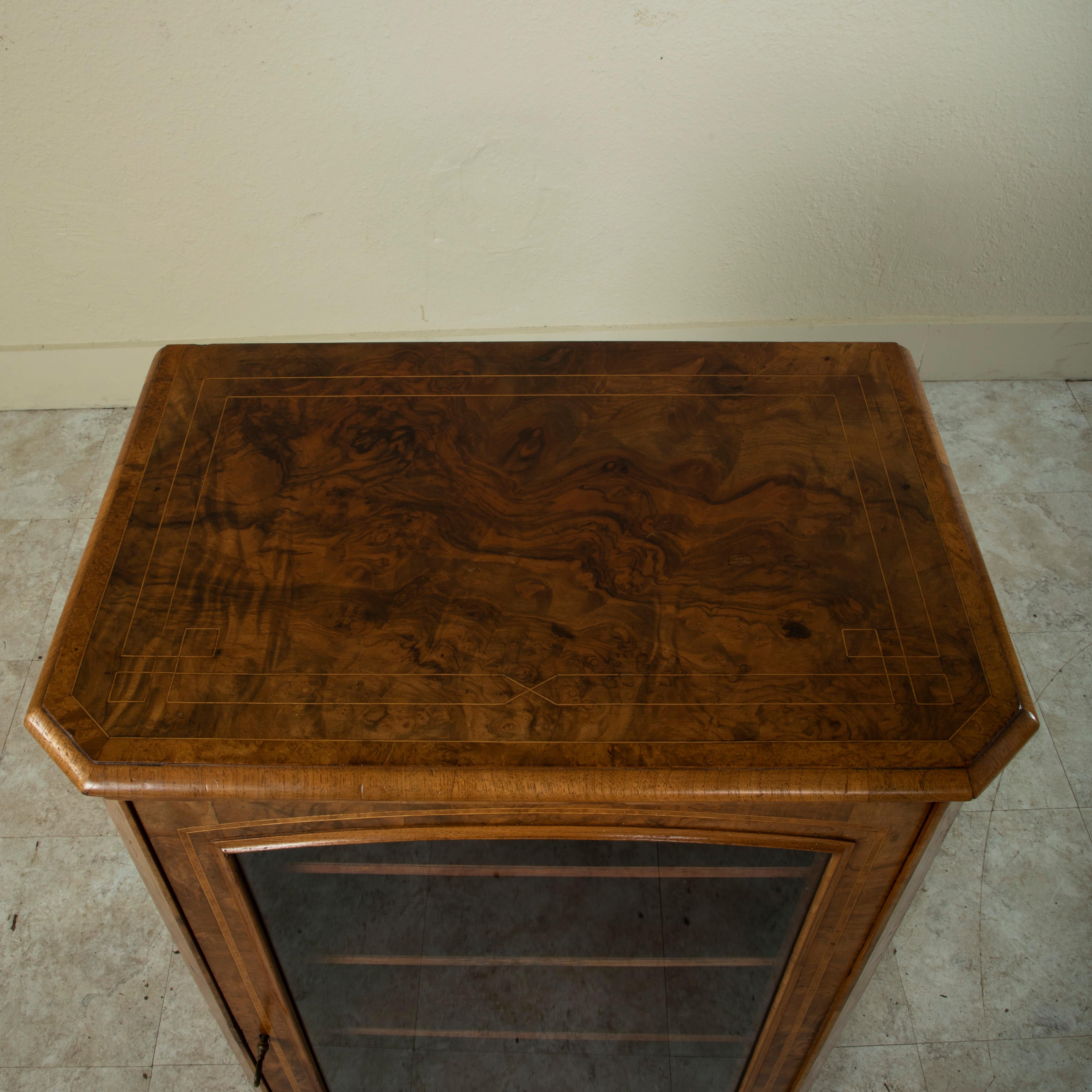 French Burl Walnut and Lemonwood Marquetry Vitrine or Cabinet, circa 1900 For Sale 1