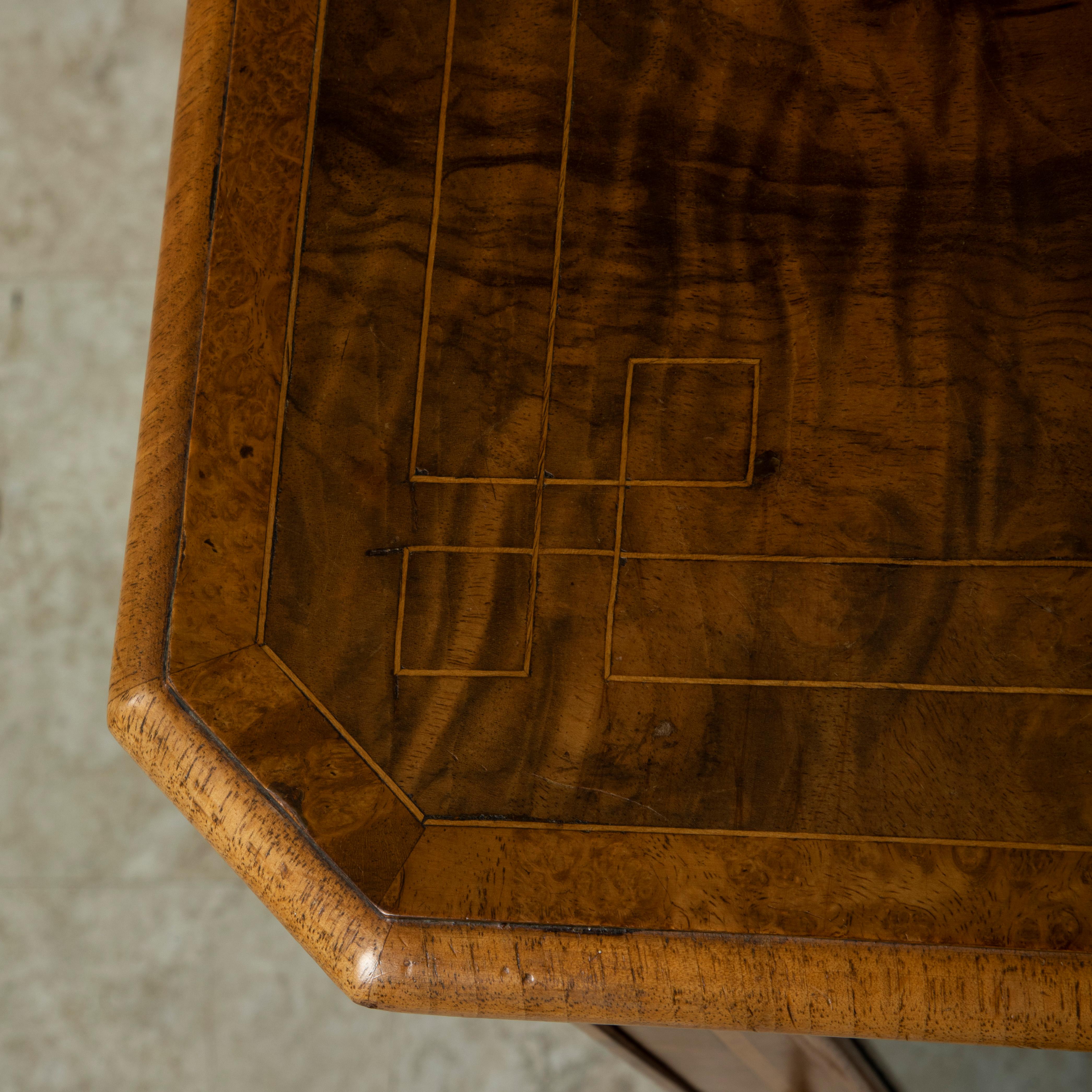 Vitrine ou meuble de rangement français en ronce de noyer et marqueterie de bois de citronnier, vers 1900 Bon état - En vente à Fayetteville, AR