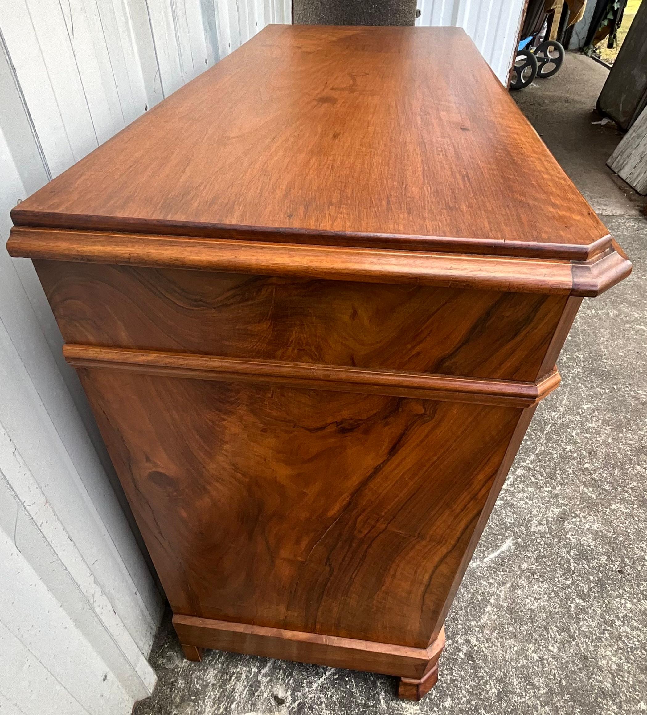 French chest of drawers Louis Philippe Ronce De Noyer Late 19th In Good Condition For Sale In SAINT-CLÉMENT-DE-LA-PLACE, FR
