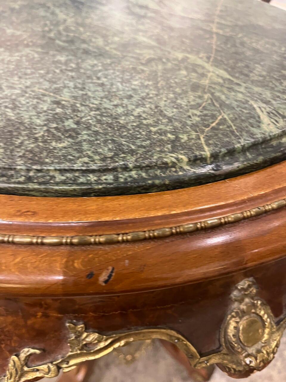 Louis XV Table d'appoint en ronce de noyer avec plateau en marbre en vente