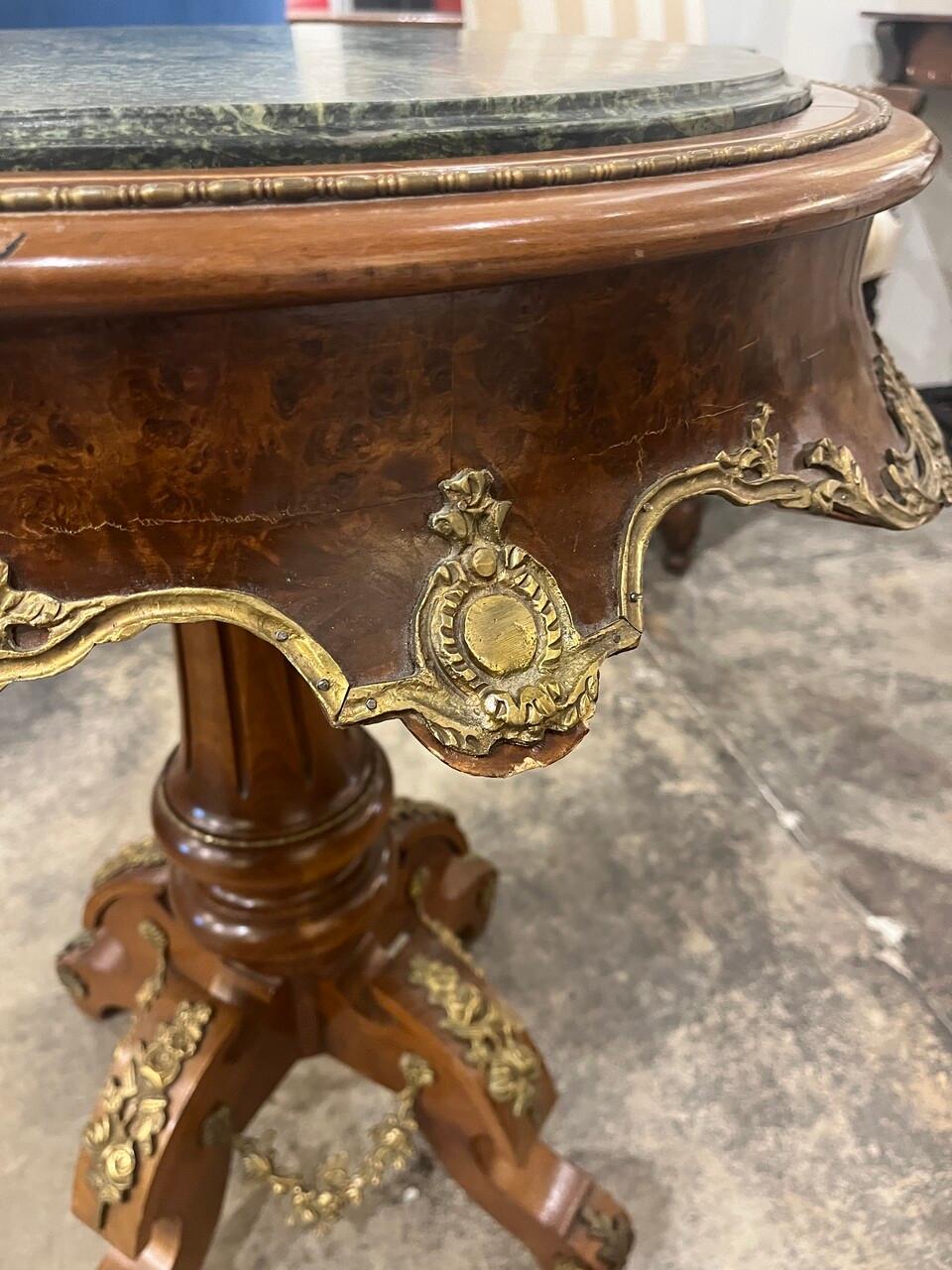 Français Table d'appoint en ronce de noyer avec plateau en marbre en vente