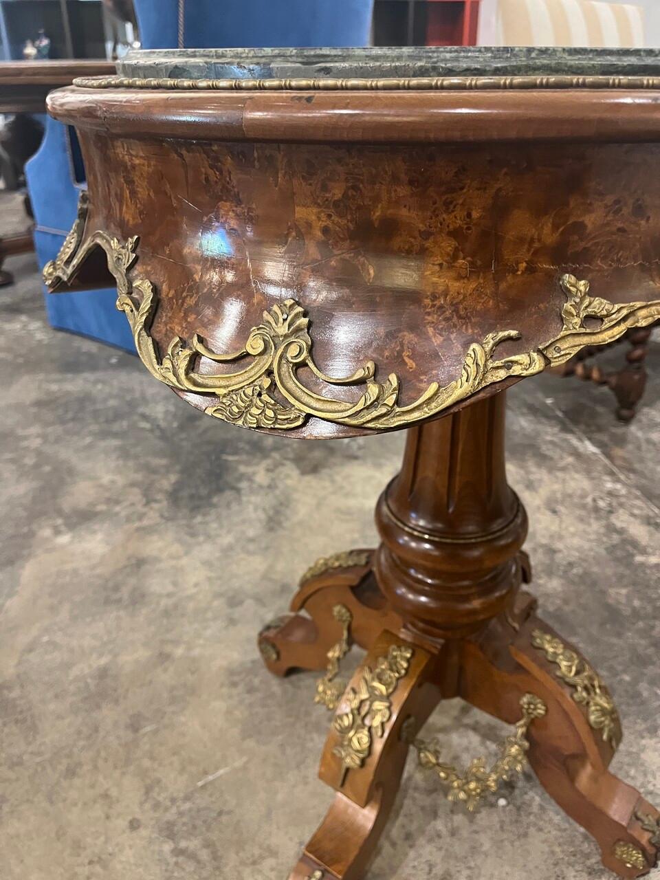 Doré Table d'appoint en ronce de noyer avec plateau en marbre en vente