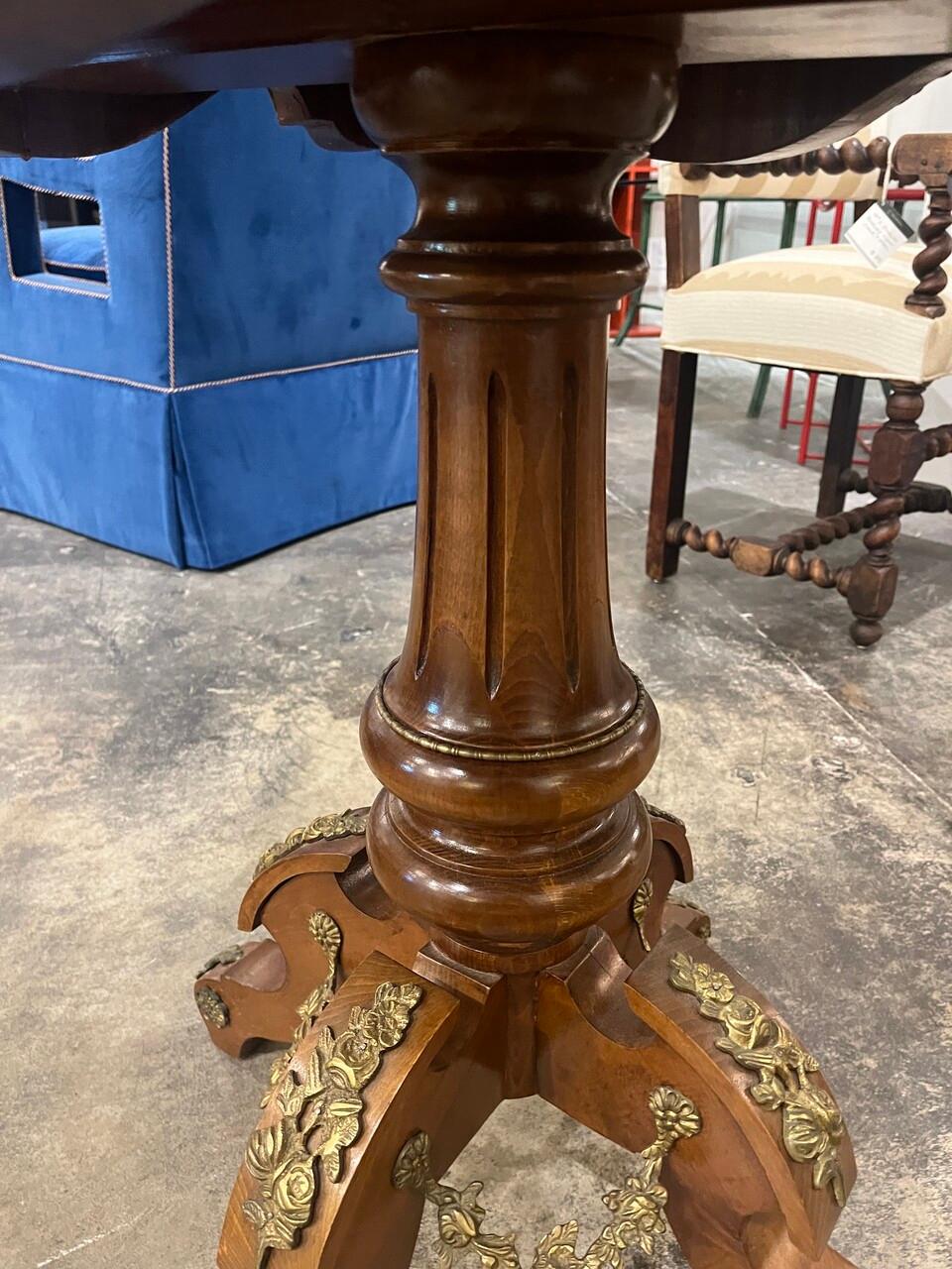 Table d'appoint en ronce de noyer avec plateau en marbre Bon état - En vente à Houston, TX