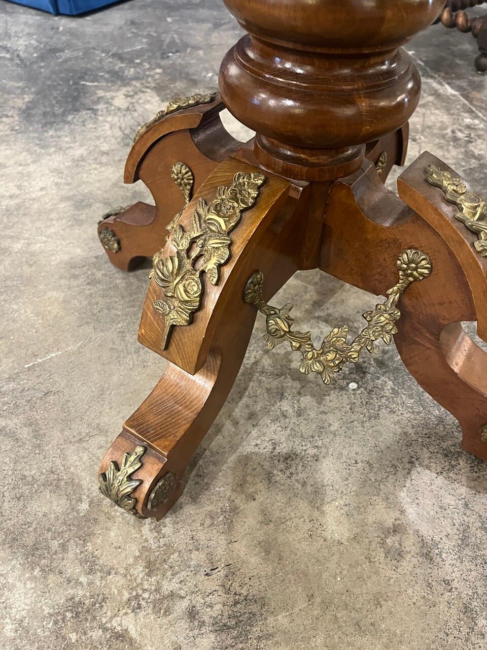 20ième siècle Table d'appoint en ronce de noyer avec plateau en marbre en vente