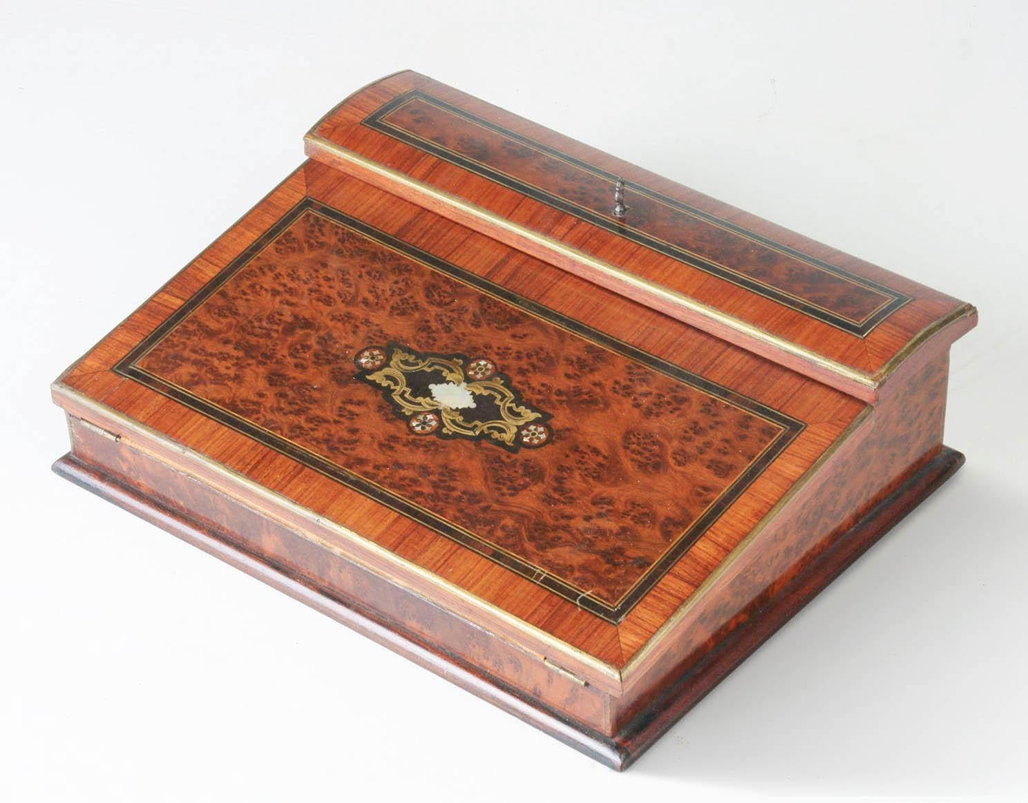 Beautiful antique writing slope case, from France, late 19th century.
The chest is veneered with burr walnut and inlaid with copper edges and mother of pearl inlay. The interior is covered with leather. With lock and working key.