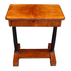 Tavolino a un cassetto in radica di noce francese e colonna ebanizzata, 1790 circa