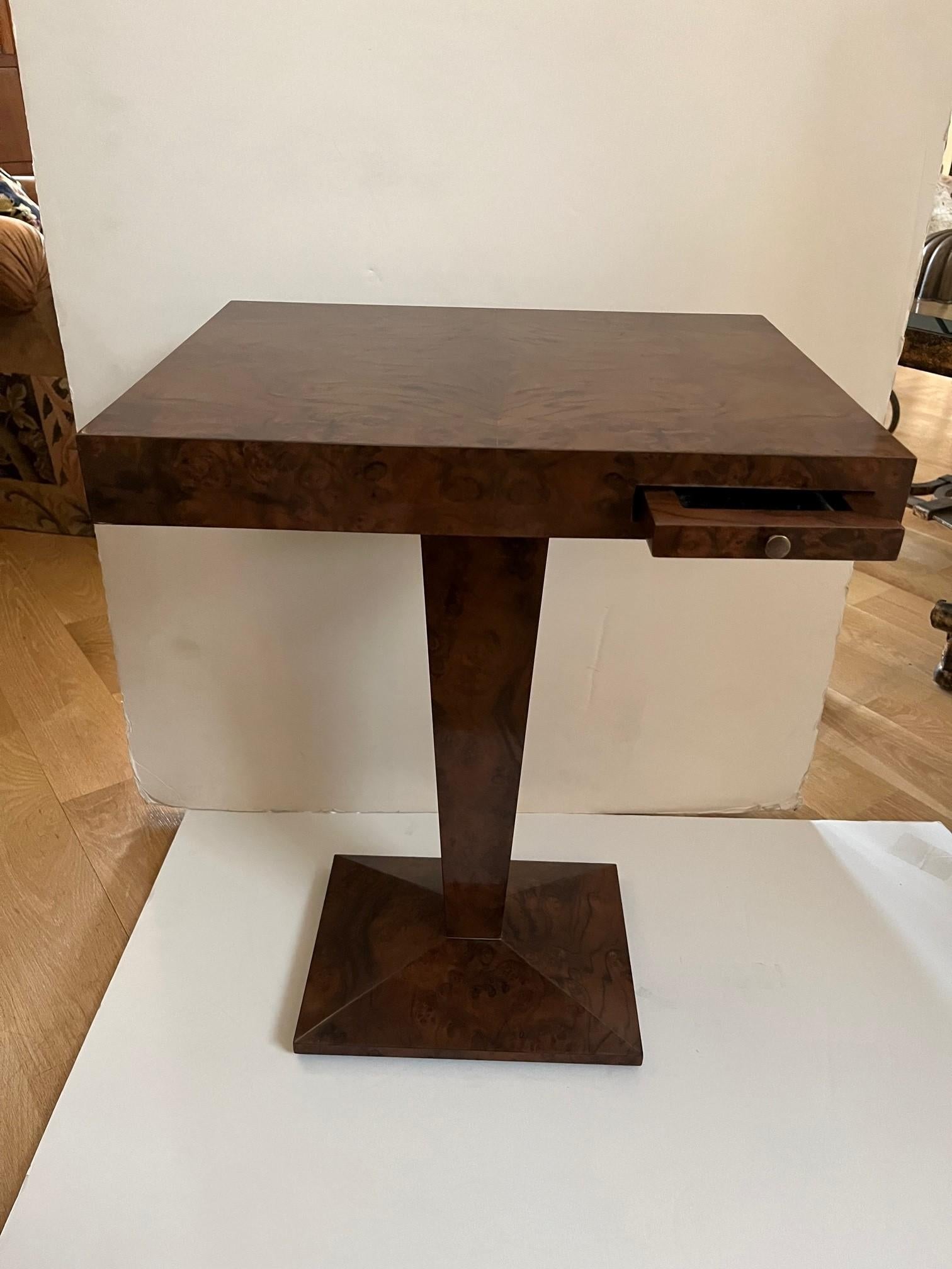 Round and Square French Burled Walnut Side Tables  im Angebot 4