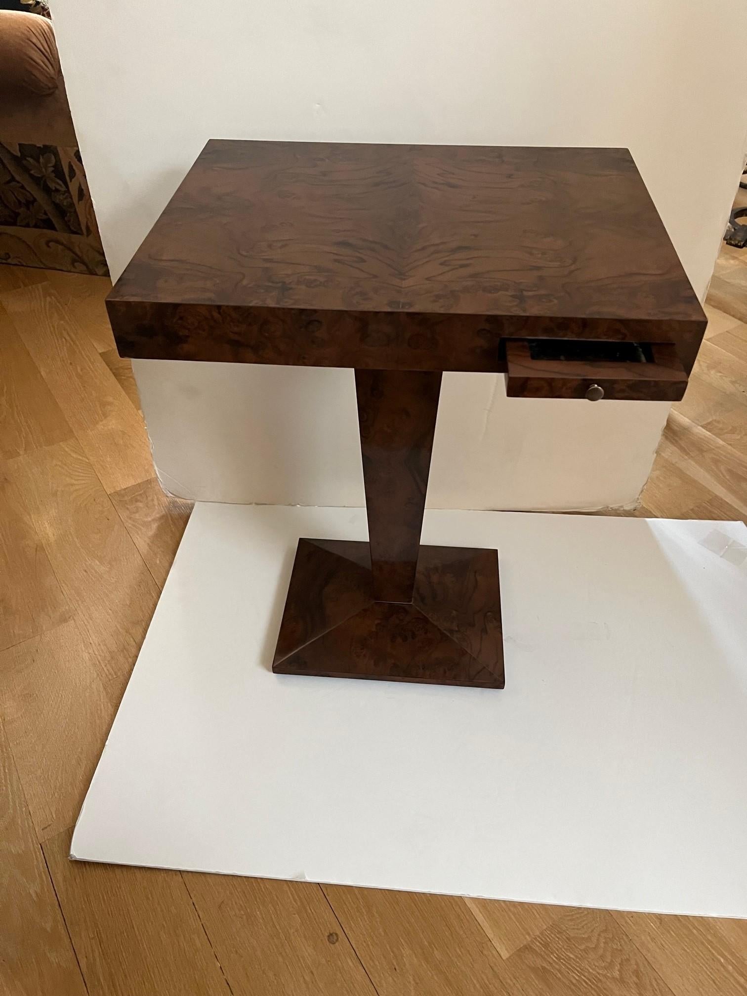 Round and Square French Burled Walnut Side Tables  en vente 1
