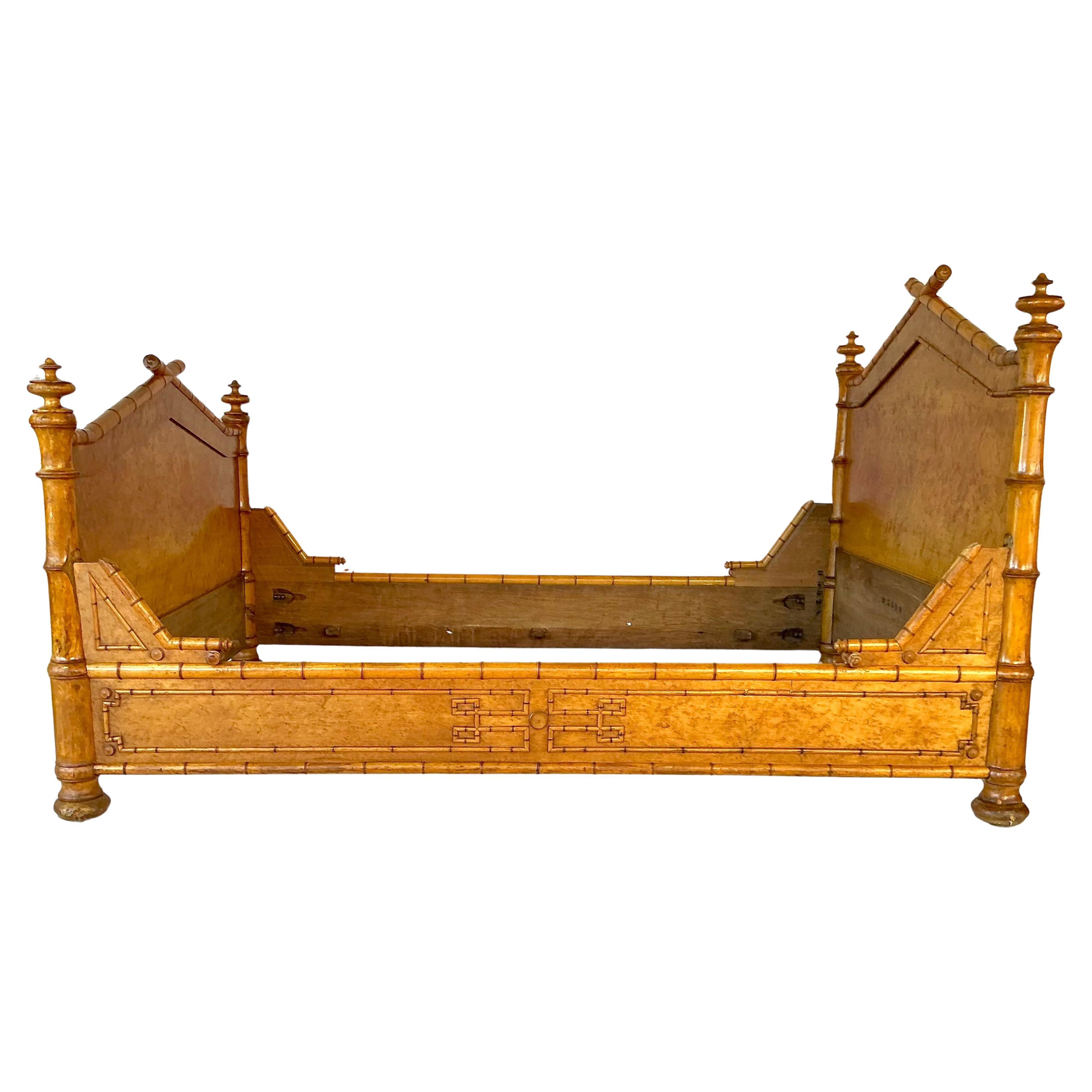 Letto francese ad occhio di uccello in acero della Maison Krieger della fine del XIX secolo con modanature in finto bambù. Il letto presenta una testiera e una pediera abbinate, ciascuna con un frontone triangolare sormontato da terminali di bambù