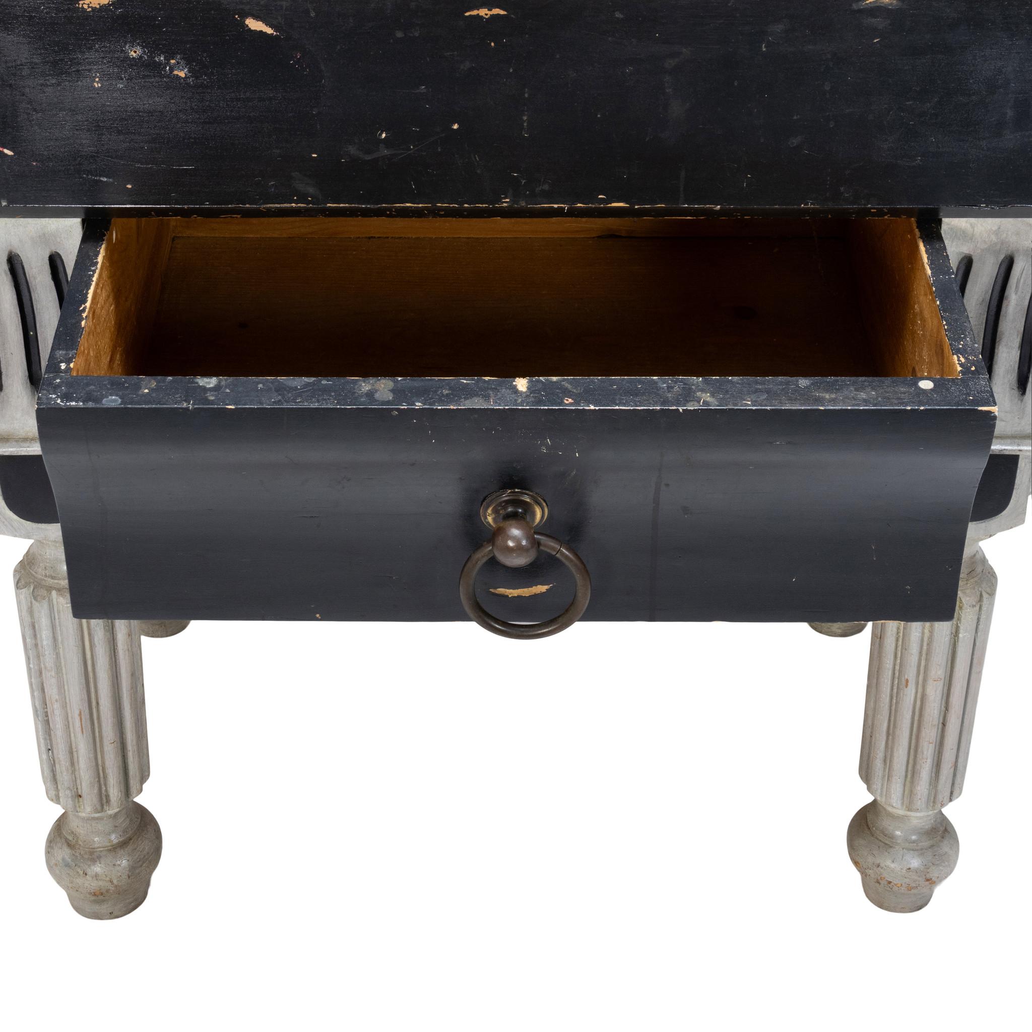 Mesa francesa de bloque de carnicero en acabado pintado, con tablero de mármol y soporte para cabezal de buey. Color blanco y negro con remate de cabeza de zorro y detalles de latón. Quedaría genial en una cocina de estilo moderno o vintage.