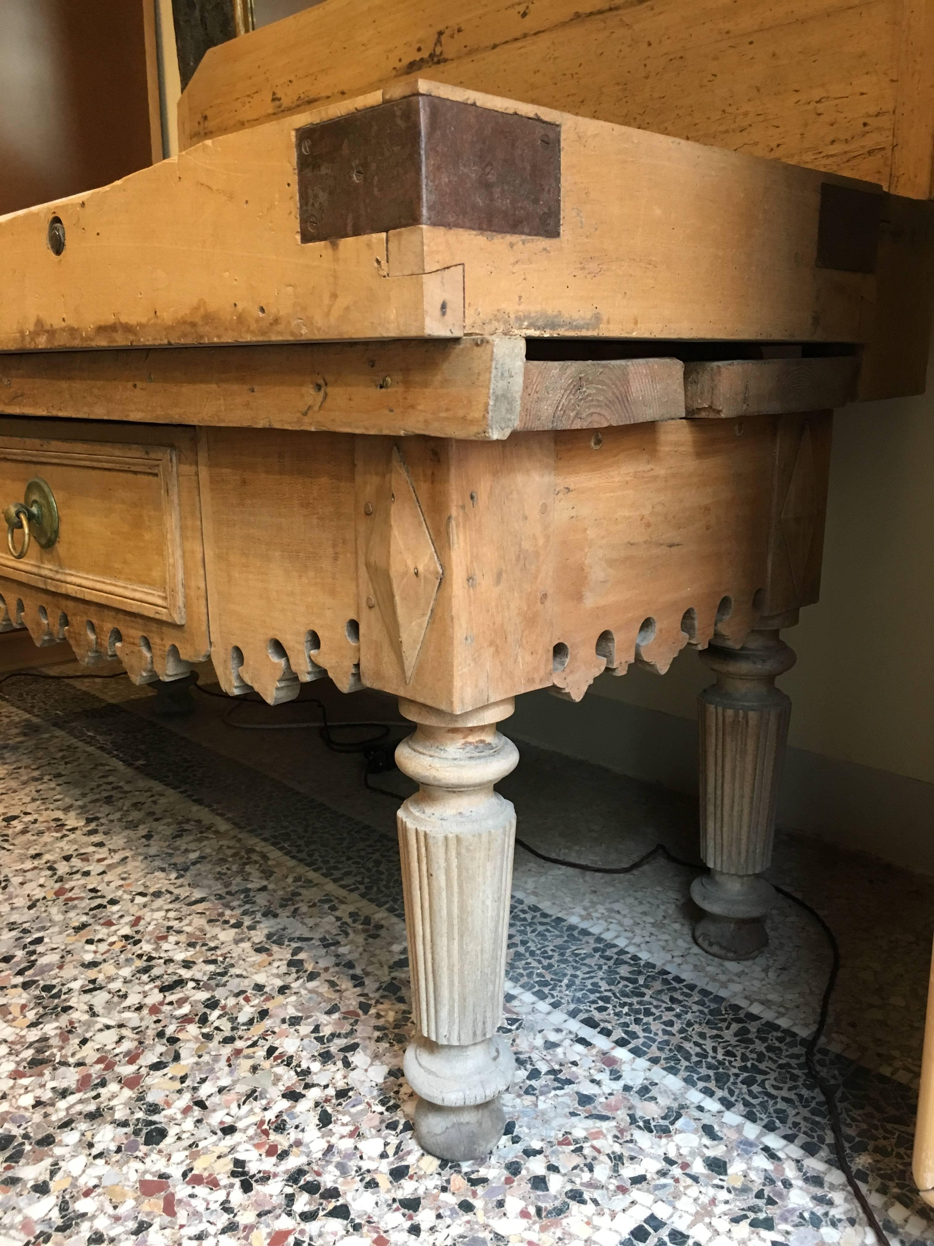 French Butcher Block Table in Oak Wood with Marble Top from 19th Century In Excellent Condition In Florence, IT