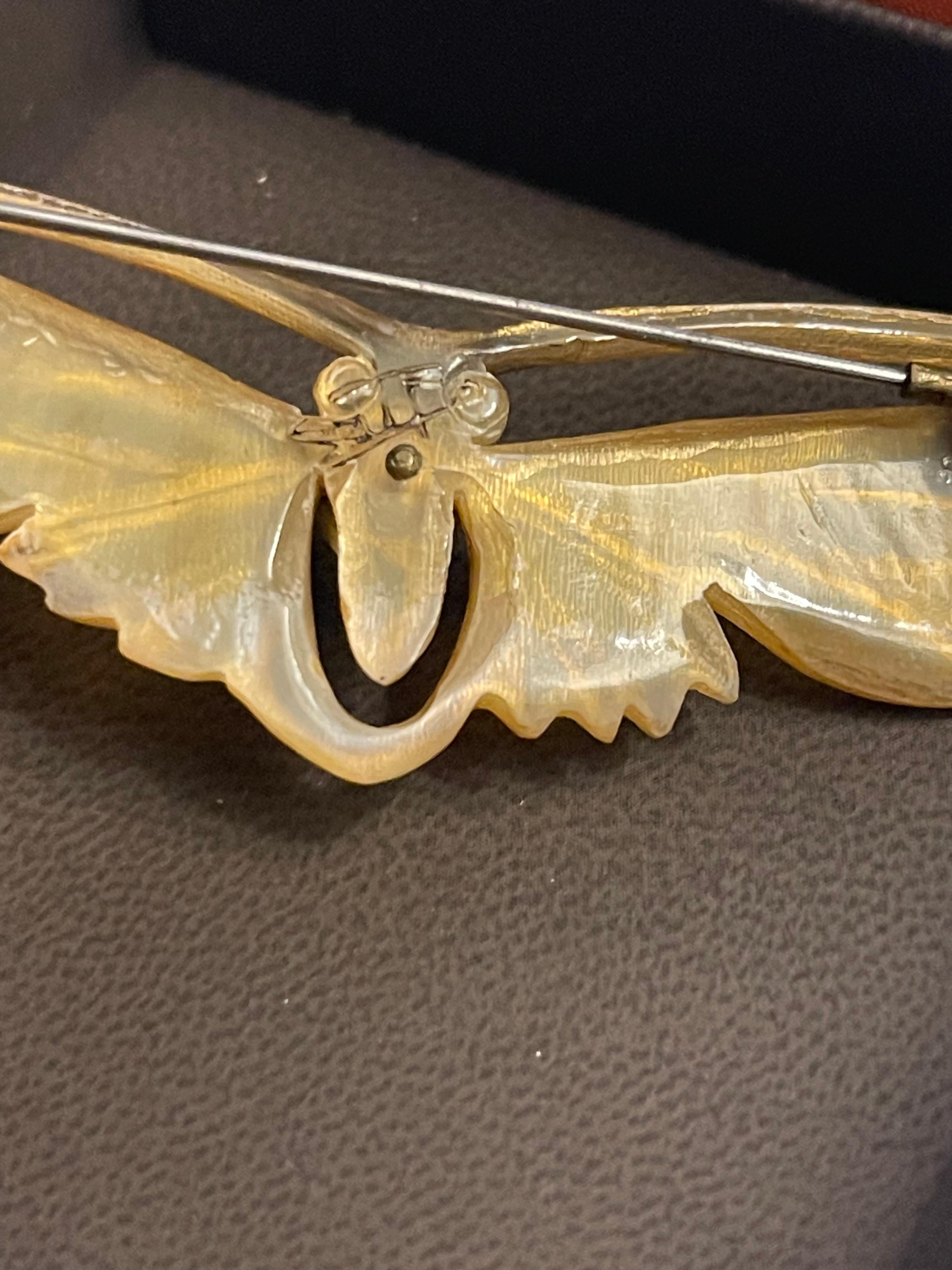 Spilla francese Butterfly large firmata GIP For Georges Pierre in corno e vetro 1900 In condizioni buone in vendita a SAINT-OUEN-SUR-SEINE, FR