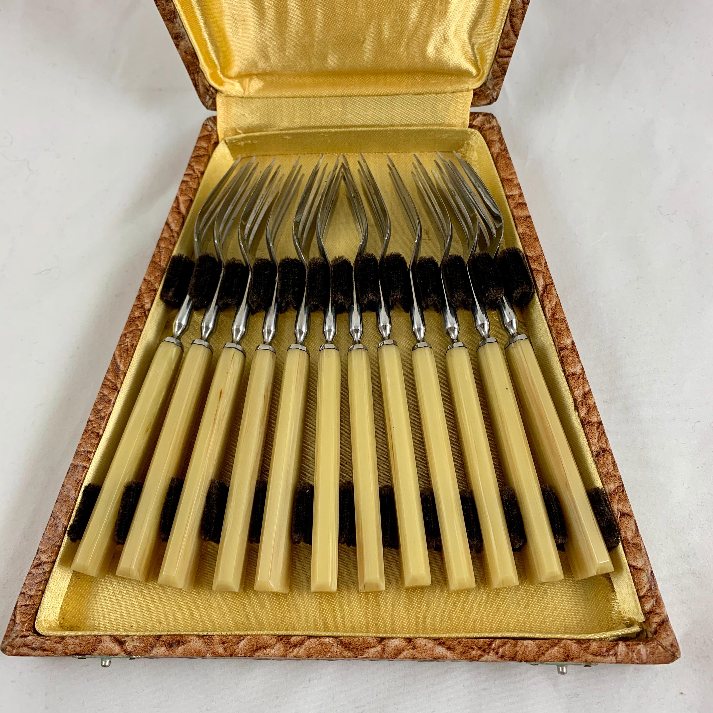 French Butterscotch Bakelite & Stainless Art Deco Pastry Forks, Cased Set of 12 7