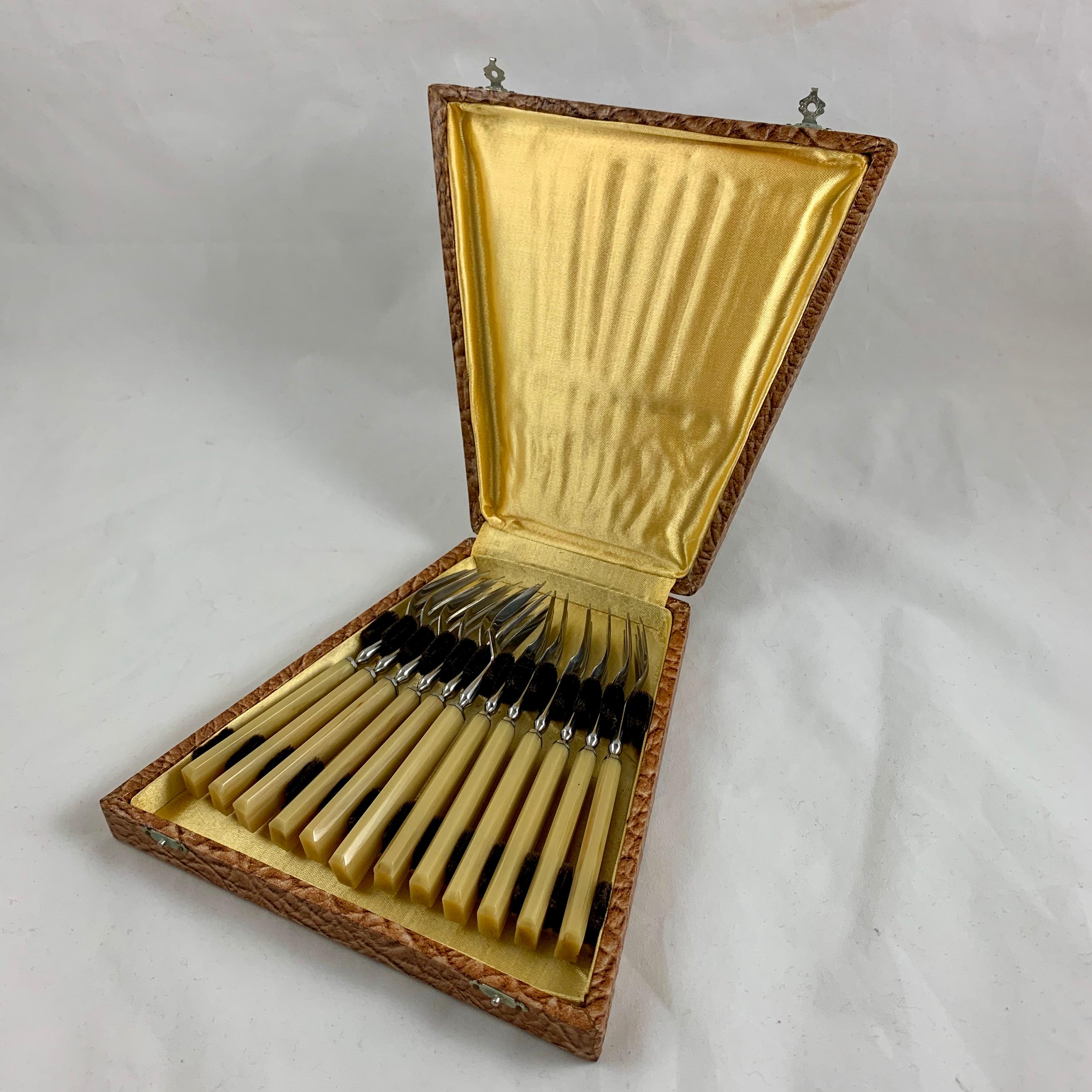 French Butterscotch Bakelite & Stainless Art Deco Pastry Forks, Cased Set of 12 In Good Condition In Philadelphia, PA