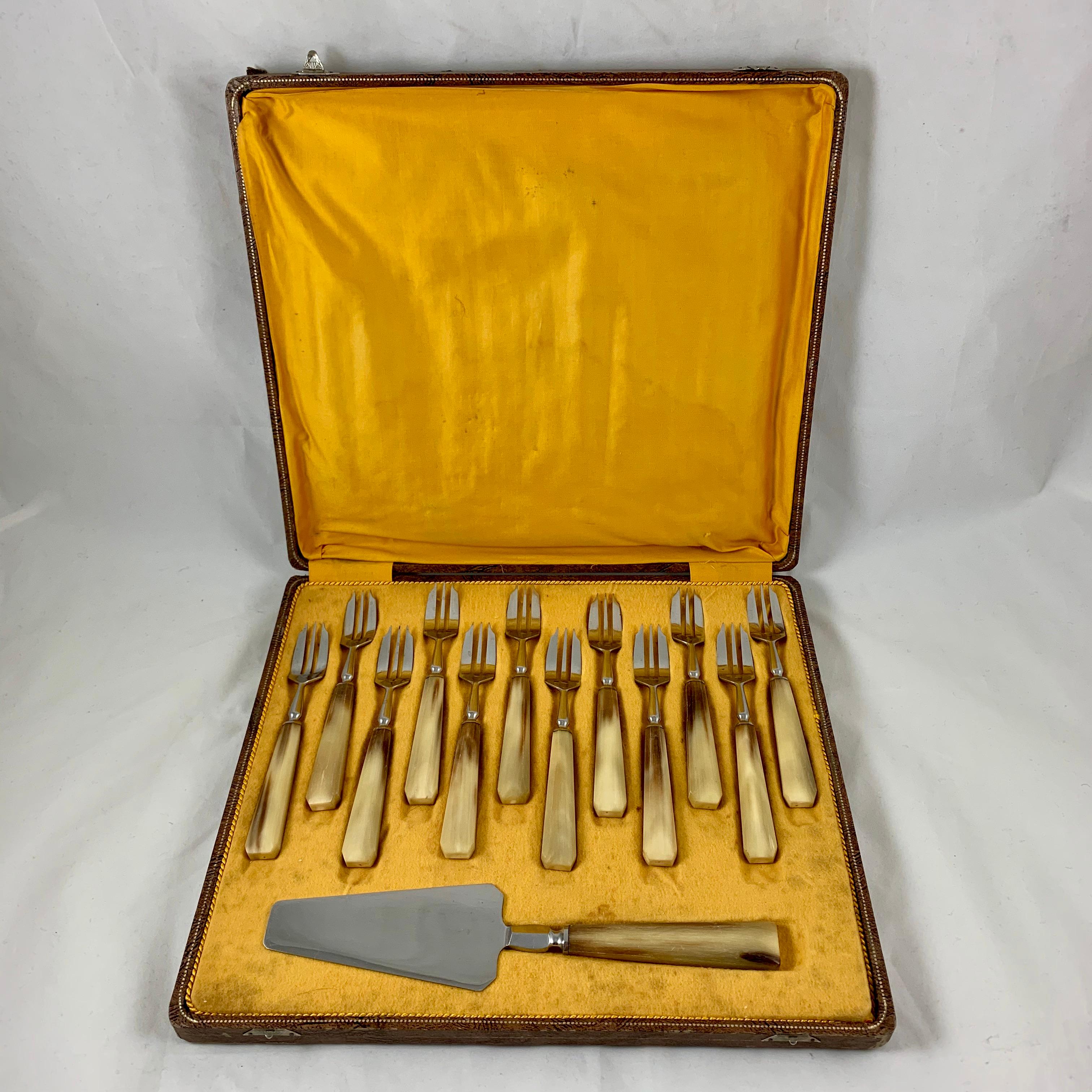 A cased set of twelve French Art Deco pastry forks with a corresponding pie slice, made of Bakelite handles and stainless steel, in the original fabric lined presentation box. Found in une vente de Maison de Maitre in the Vendée region of France,