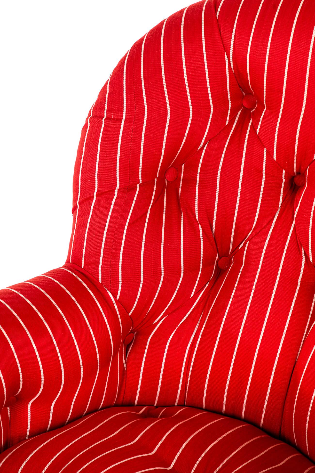 Sillón francés con respaldo de botones y rayas rojas en venta 2