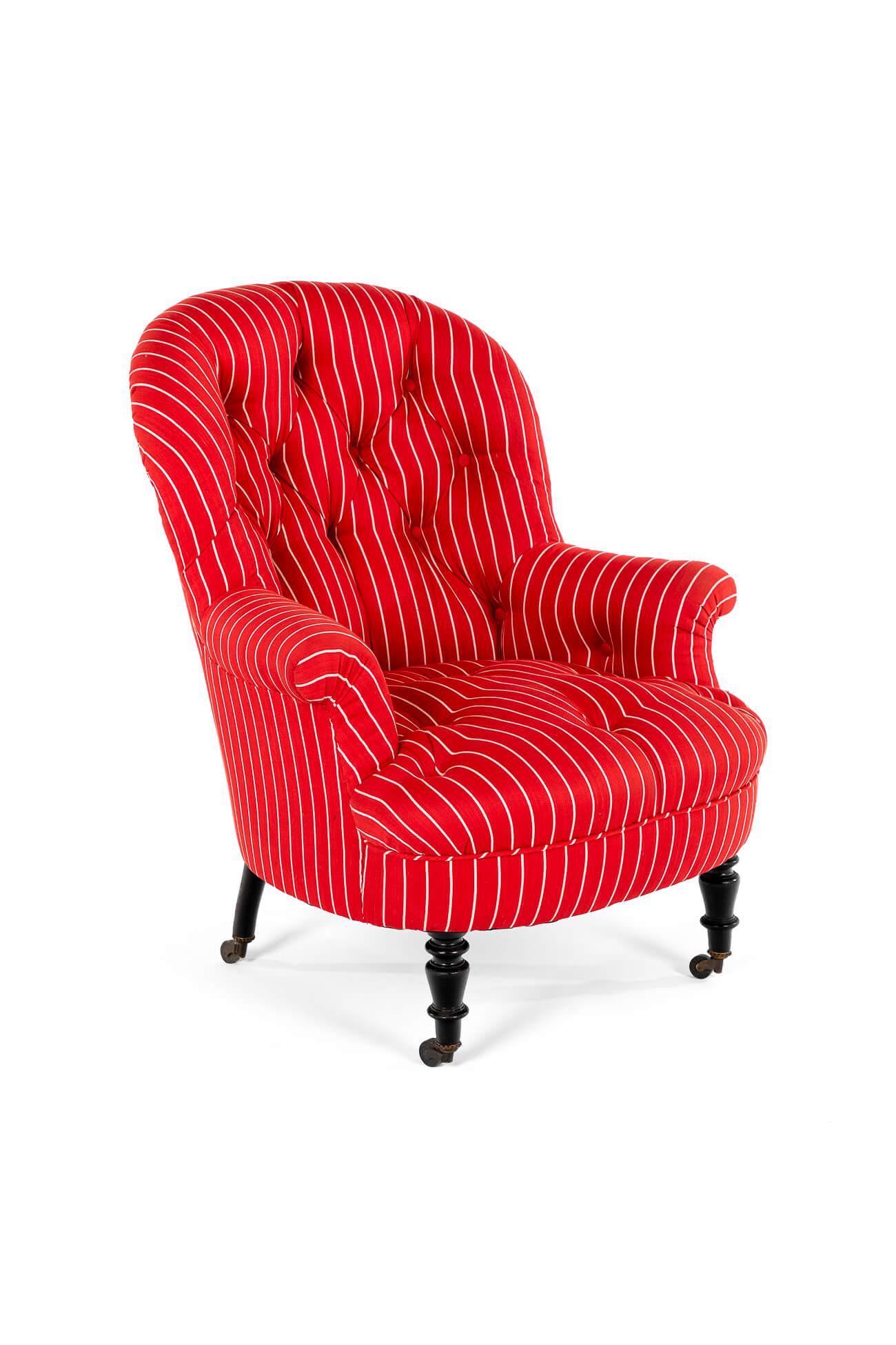 Sillón francés con respaldo de botones, asiento generoso y respaldo alto.

Patas delanteras torneadas de ébano  y patas traseras ensanchadas y todo ello elevado sobre ruedas originales.

El sillón ha sido totalmente restaurado y desmontado hasta el