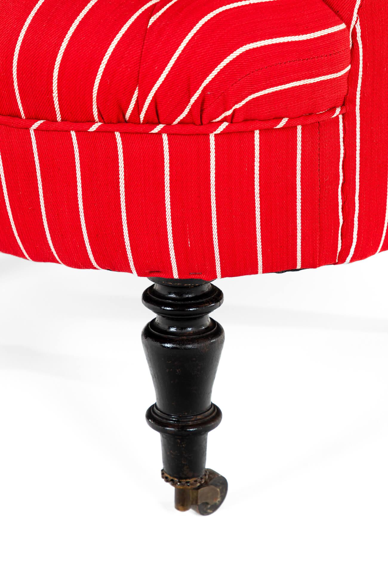 Sillón francés con respaldo de botones y rayas rojas Calicó en venta