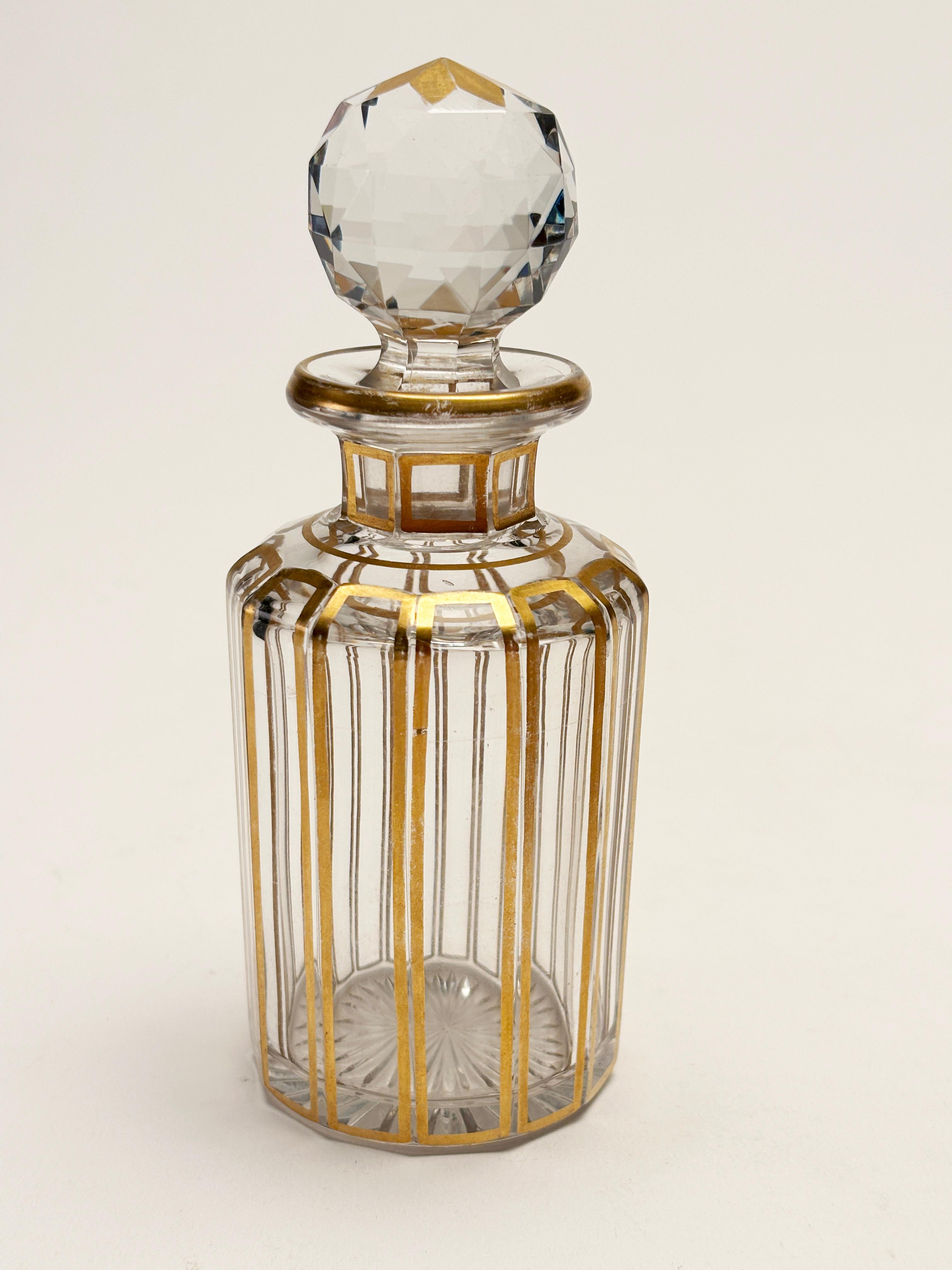 Francese del 1900 circa, 5 pezzi. Flaconi da toilette in cristallo di Baccarat con tappi sfaccettati in vendita 6