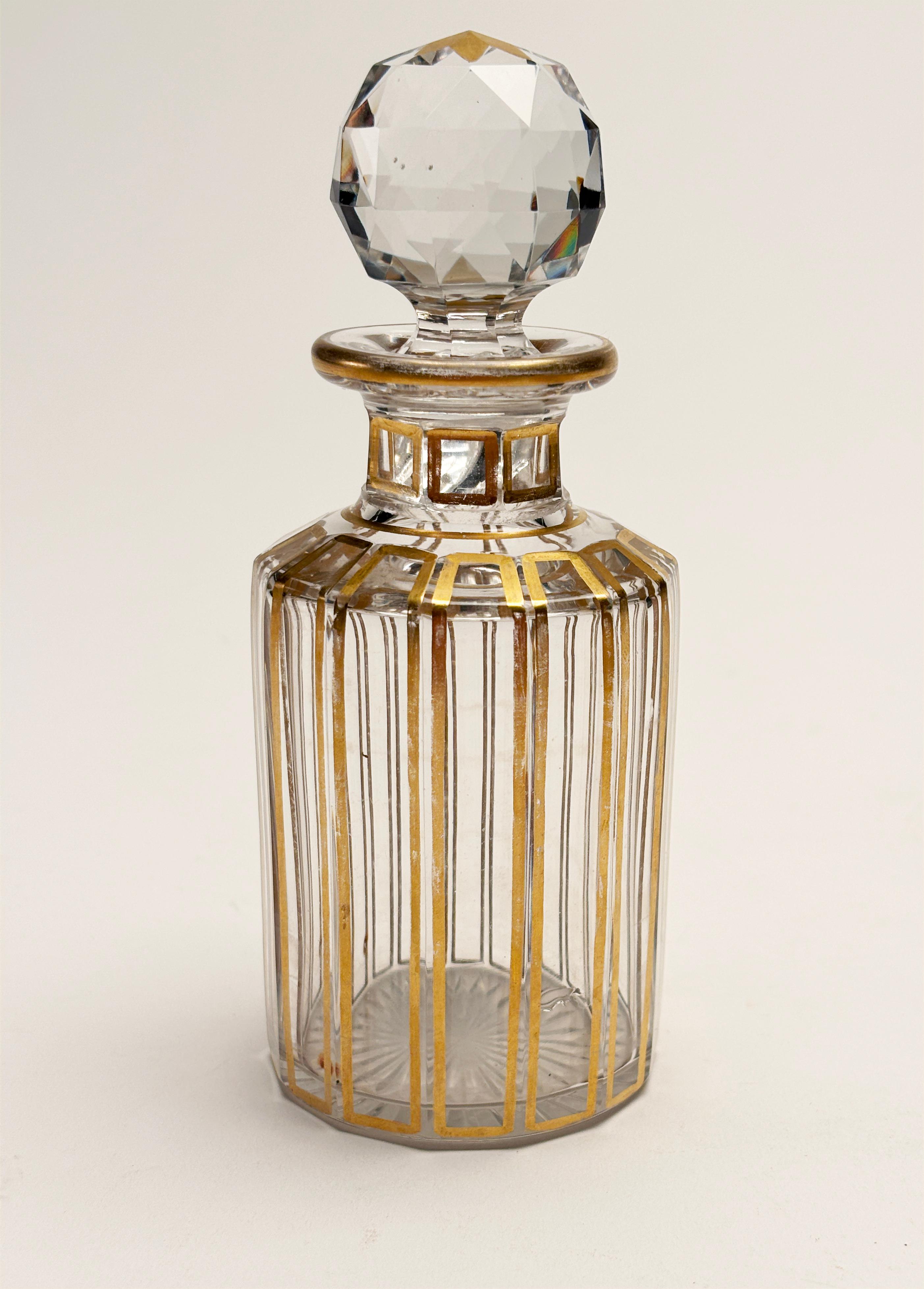 Francese del 1900 circa, 5 pezzi. Flaconi da toilette in cristallo di Baccarat con tappi sfaccettati in vendita 7