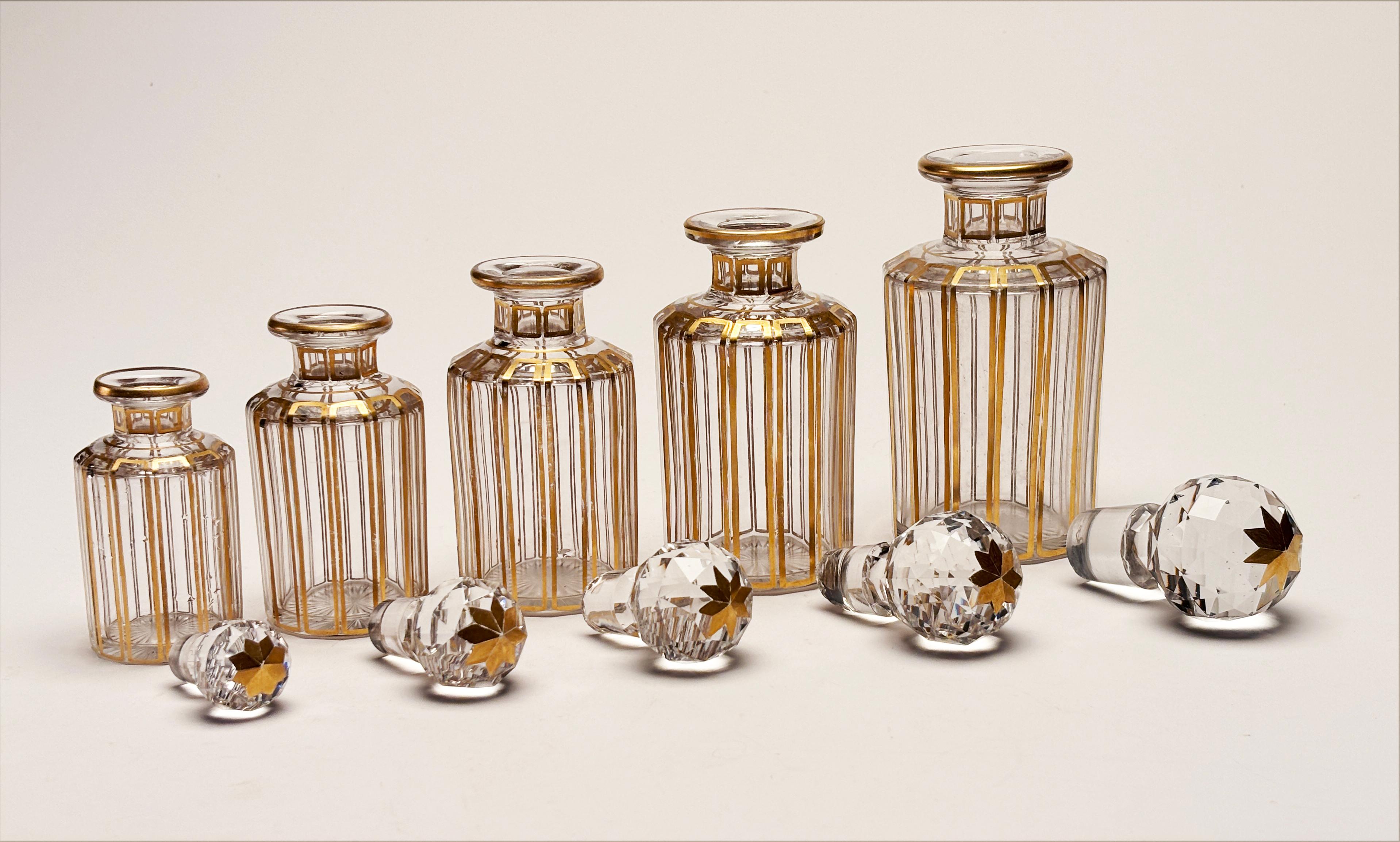 Francese del 1900 circa, 5 pezzi. Flaconi da toilette in cristallo di Baccarat con tappi sfaccettati in vendita 11