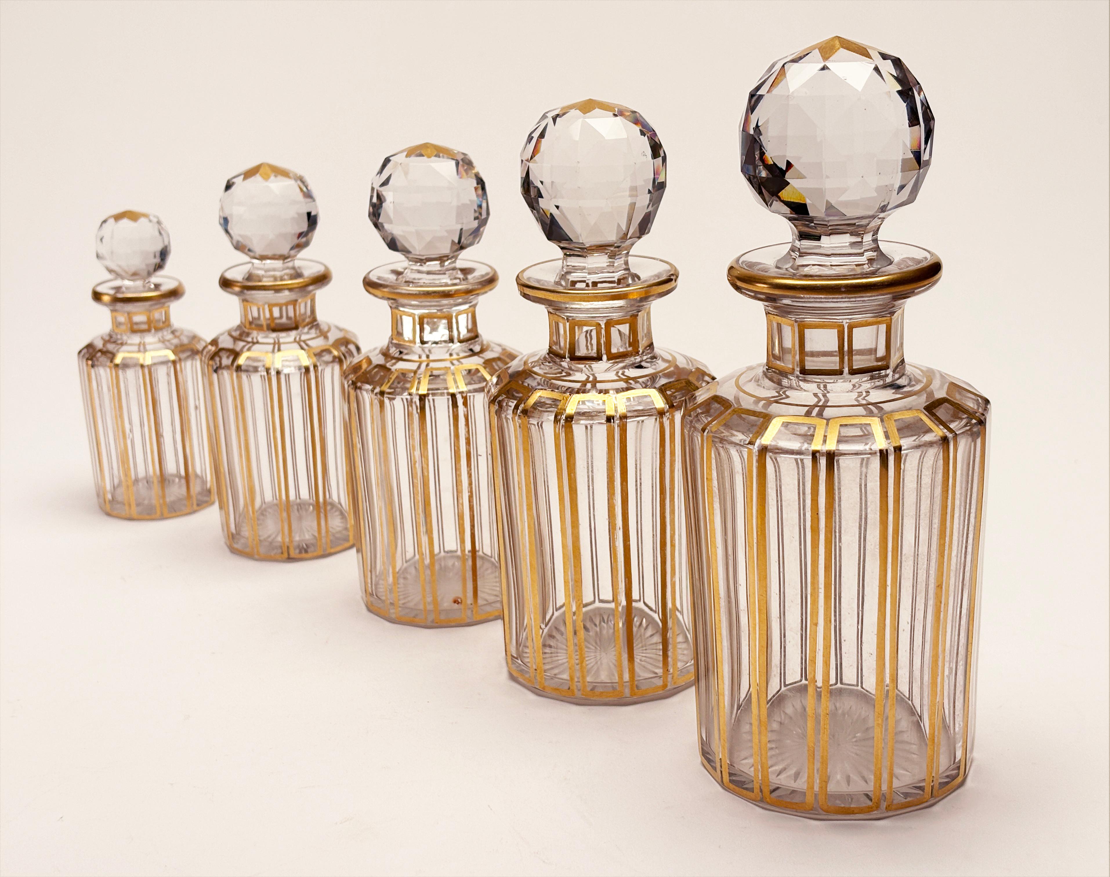 Art Nouveau Francese del 1900 circa, 5 pezzi. Flaconi da toilette in cristallo di Baccarat con tappi sfaccettati in vendita