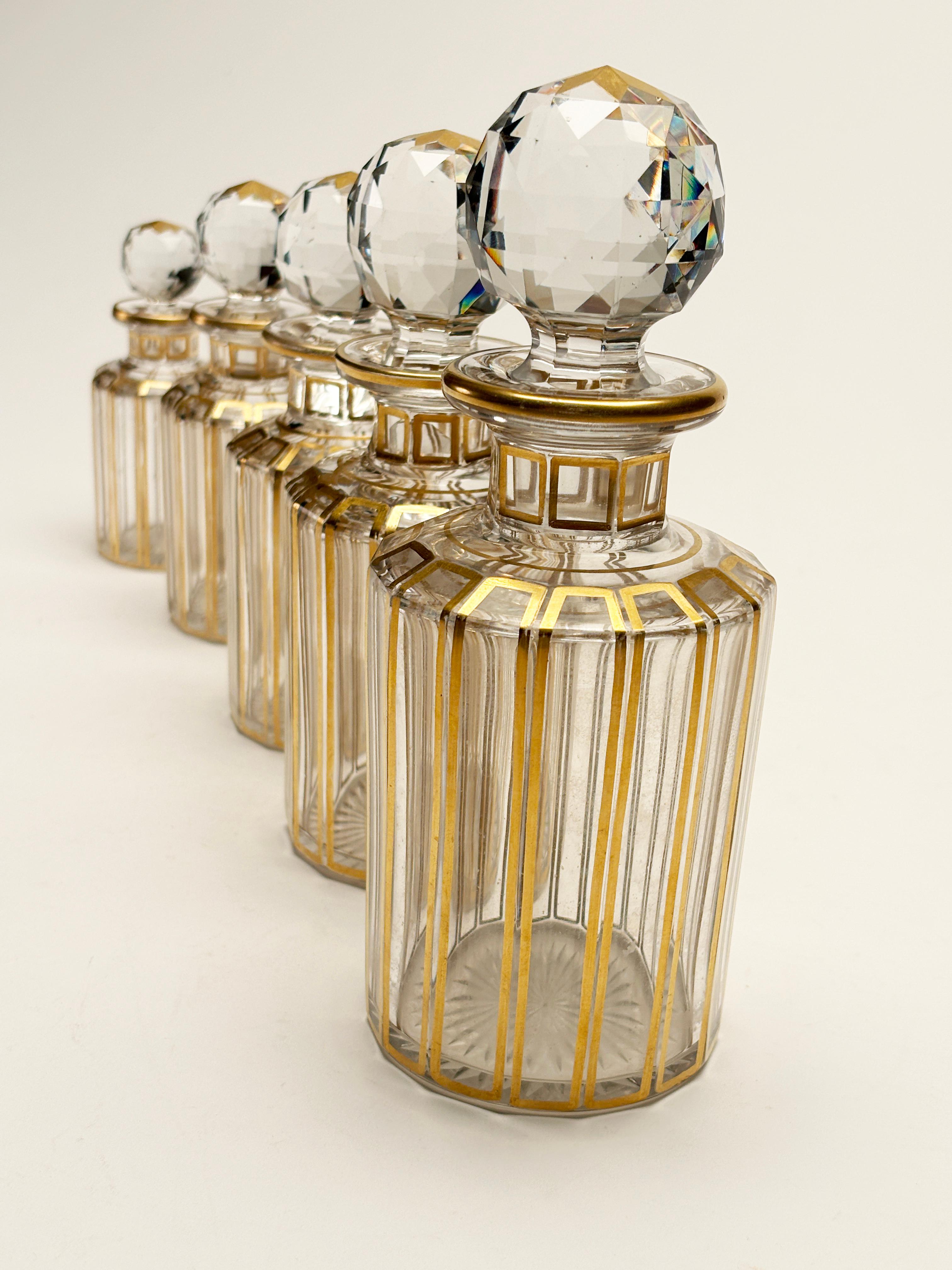 Francese del 1900 circa, 5 pezzi. Flaconi da toilette in cristallo di Baccarat con tappi sfaccettati In condizioni buone in vendita a Louisville, KY