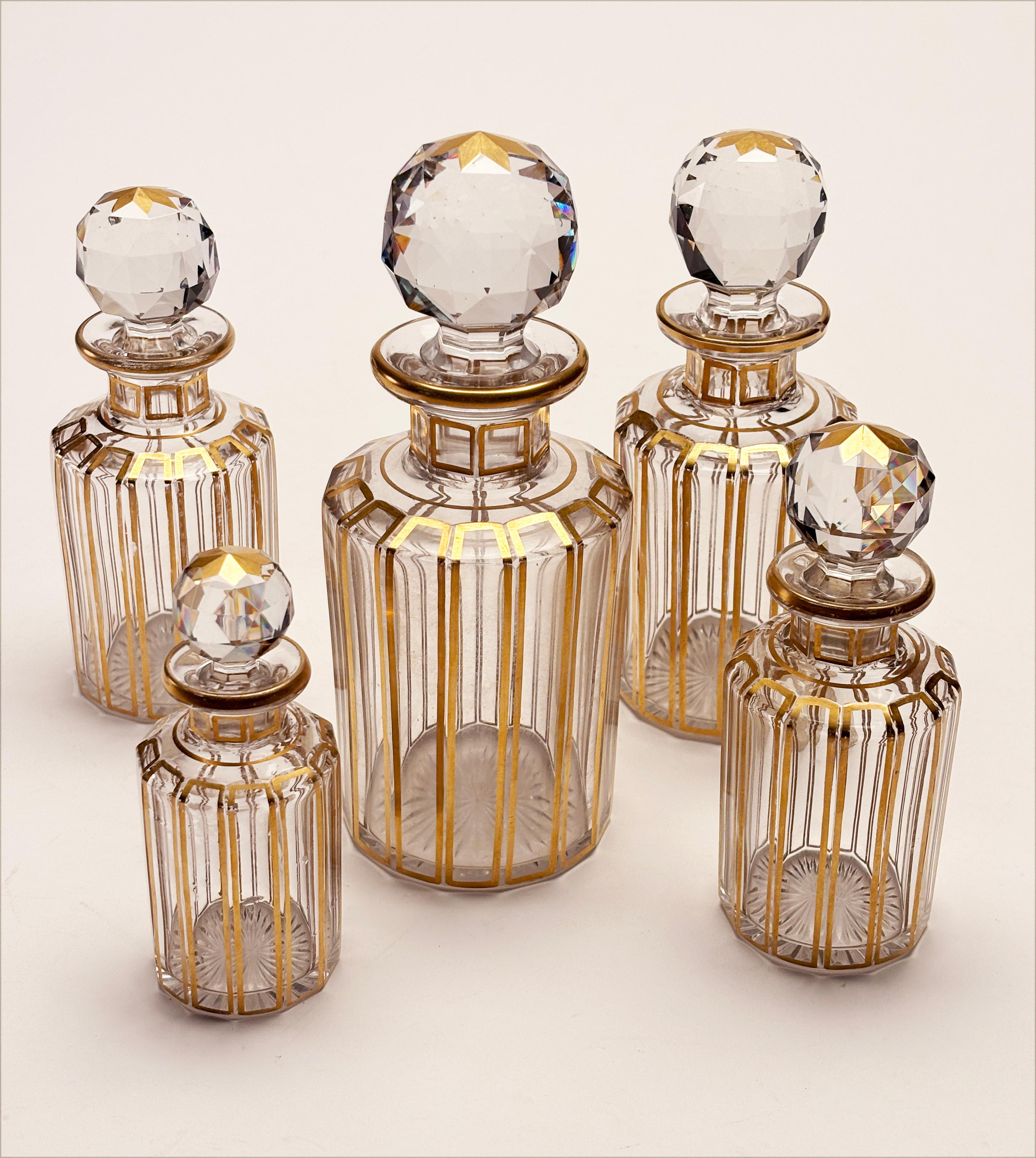 Oro Francese del 1900 circa, 5 pezzi. Flaconi da toilette in cristallo di Baccarat con tappi sfaccettati in vendita