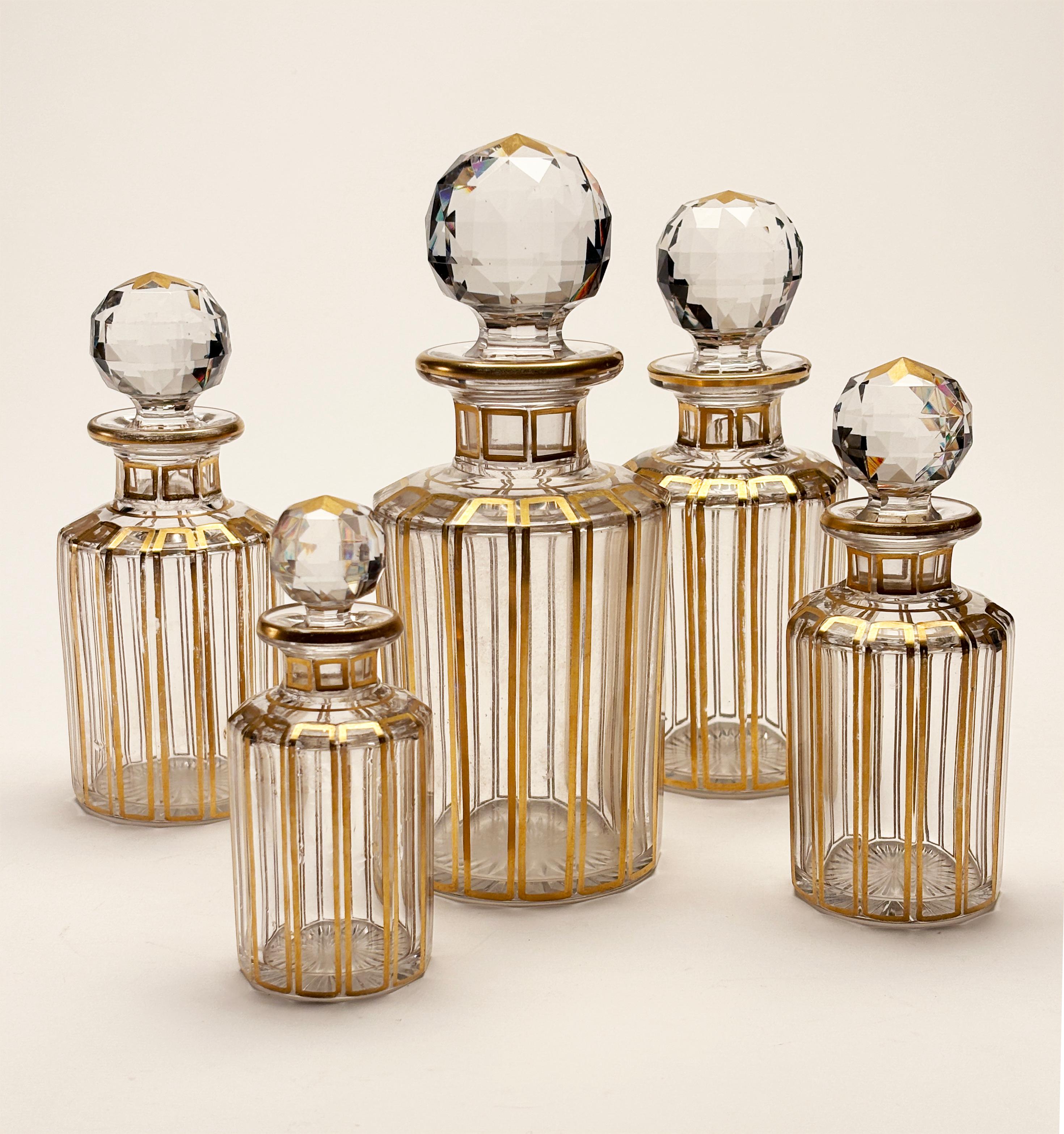 Francese del 1900 circa, 5 pezzi. Flaconi da toilette in cristallo di Baccarat con tappi sfaccettati in vendita 1