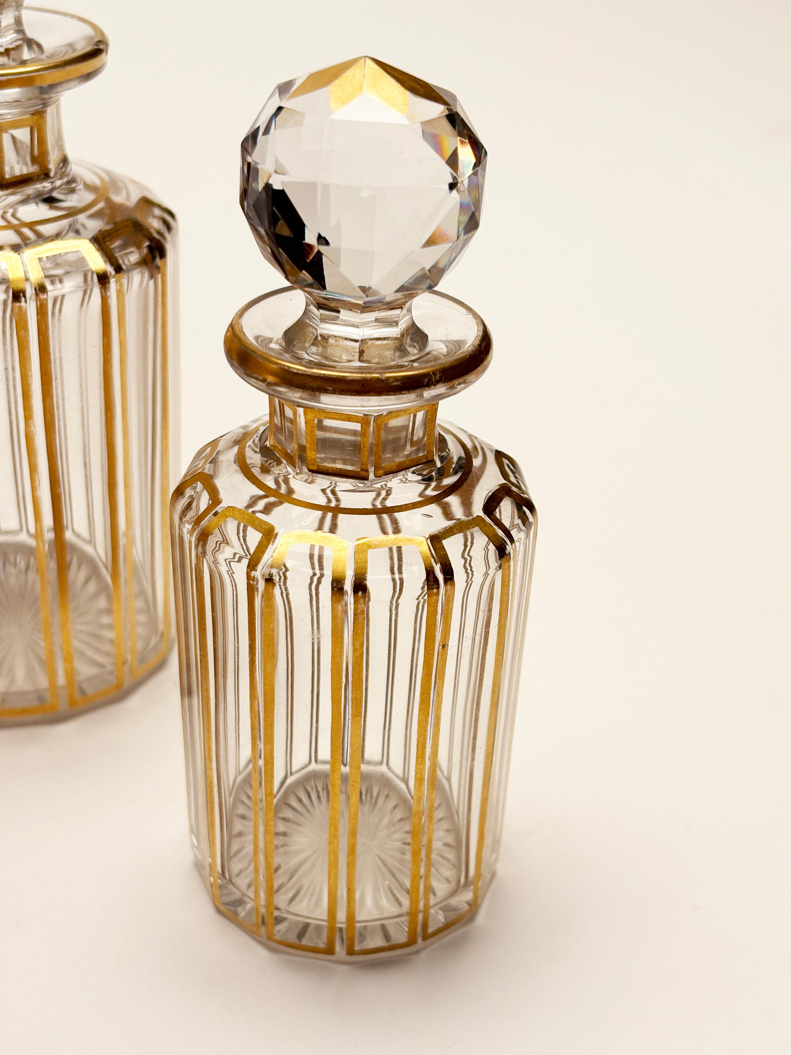 Francese del 1900 circa, 5 pezzi. Flaconi da toilette in cristallo di Baccarat con tappi sfaccettati in vendita 2