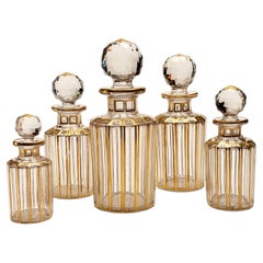 Francese del 1900 circa, 5 pezzi. Flaconi da toilette in cristallo di Baccarat con tappi sfaccettati