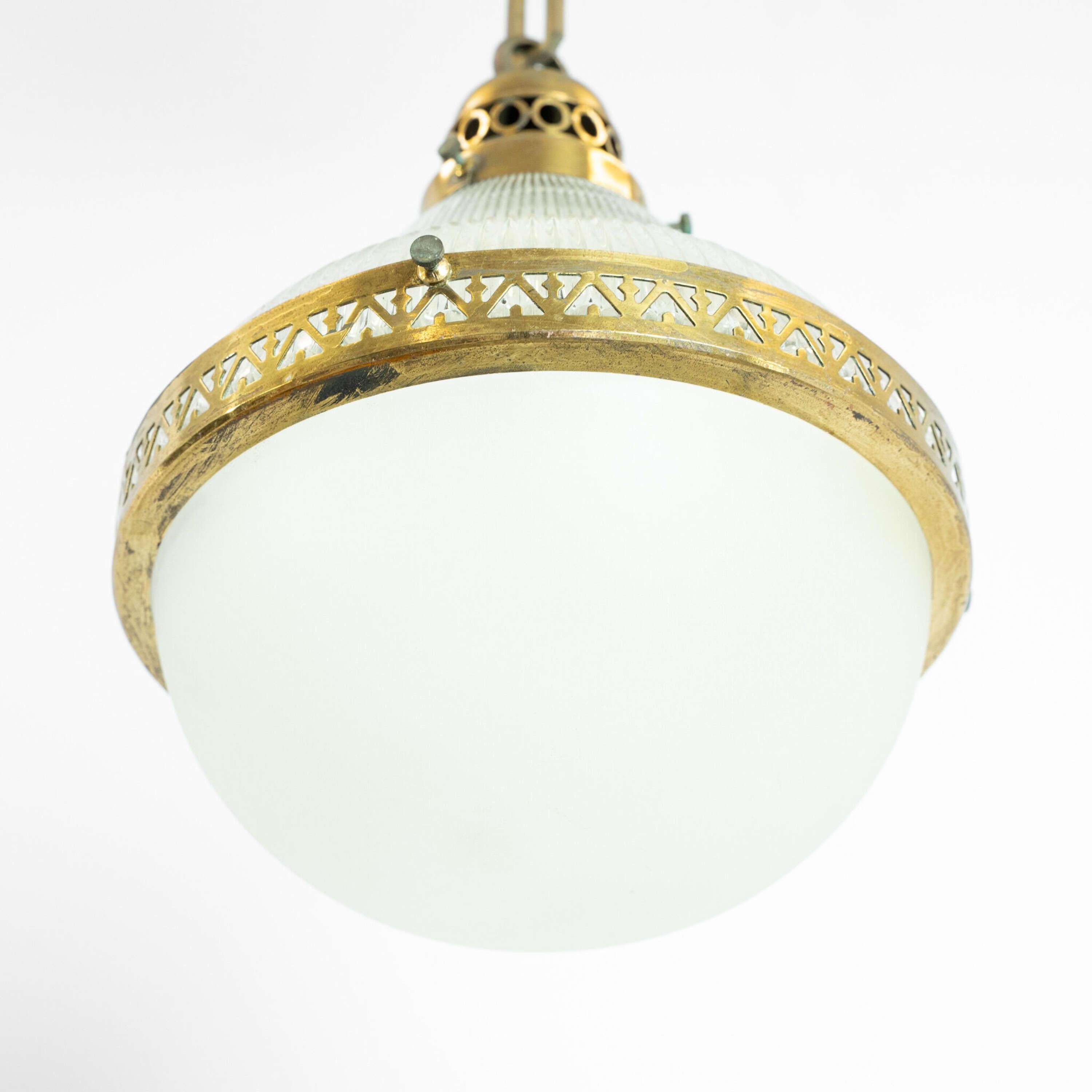 Mitte des 20. Jahrhunderts Pendelleuchte aus Messing und opakem Glas.
Ungewöhnlicher Deckel aus Holophane und Boden aus mattiertem Glas.
Original durchbrochene Galerie und Deckenrosette aus Messing.
Perfekt für einen Flur oder eine