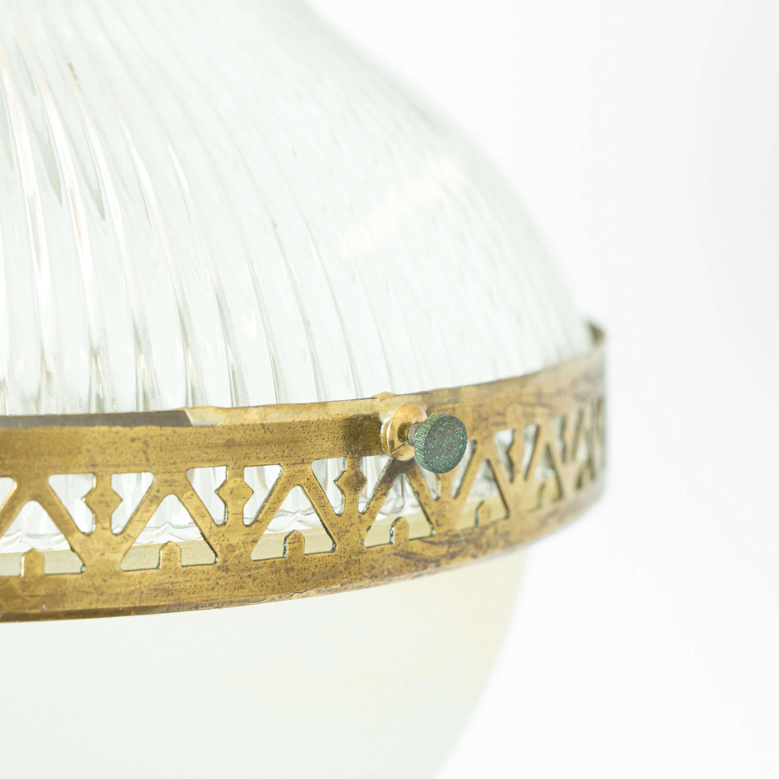 Zweiteilige französische Pendelleuchte aus Messing und opakem Glas um 1940 (Französisch) im Angebot