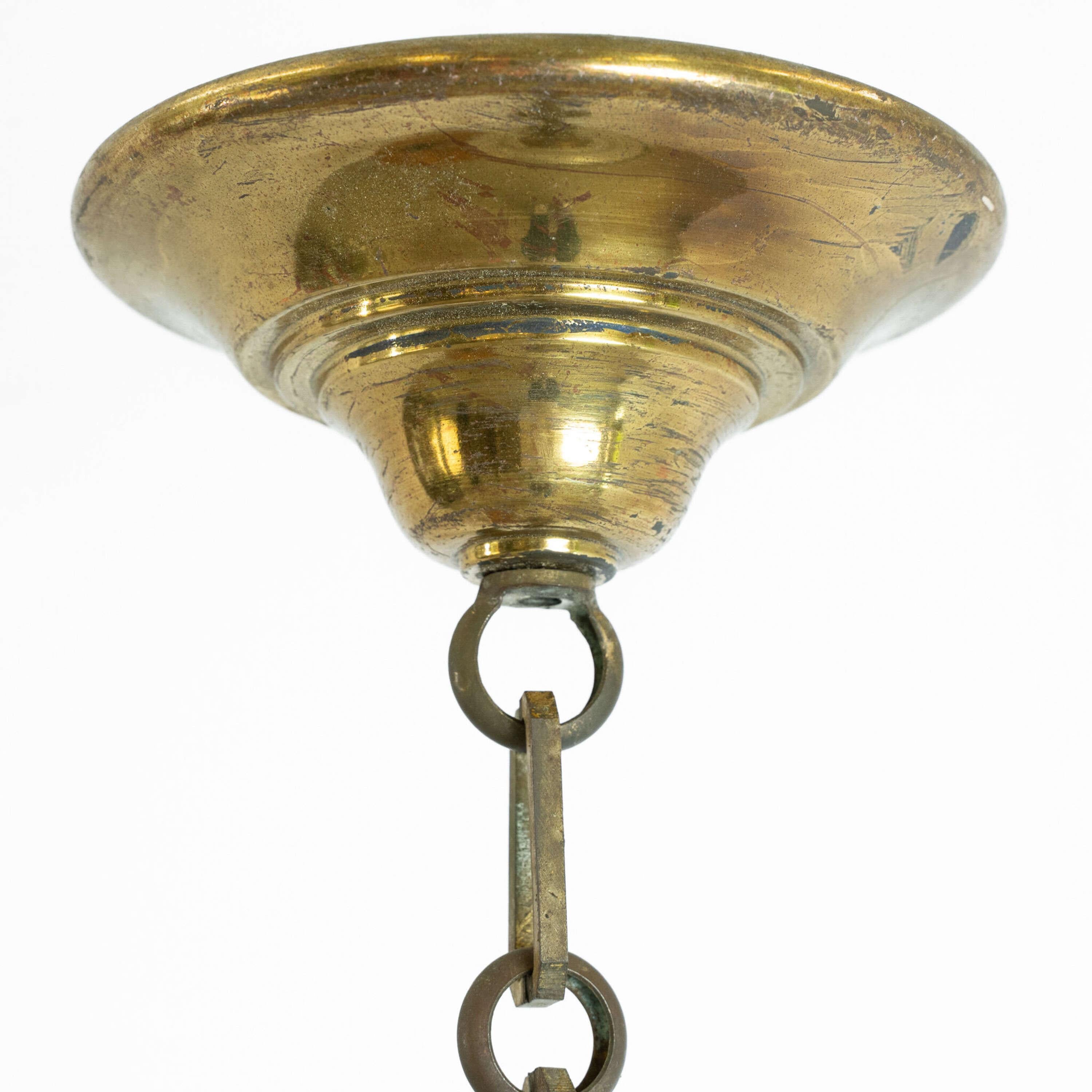 Zweiteilige französische Pendelleuchte aus Messing und opakem Glas um 1940 (Handgefertigt) im Angebot