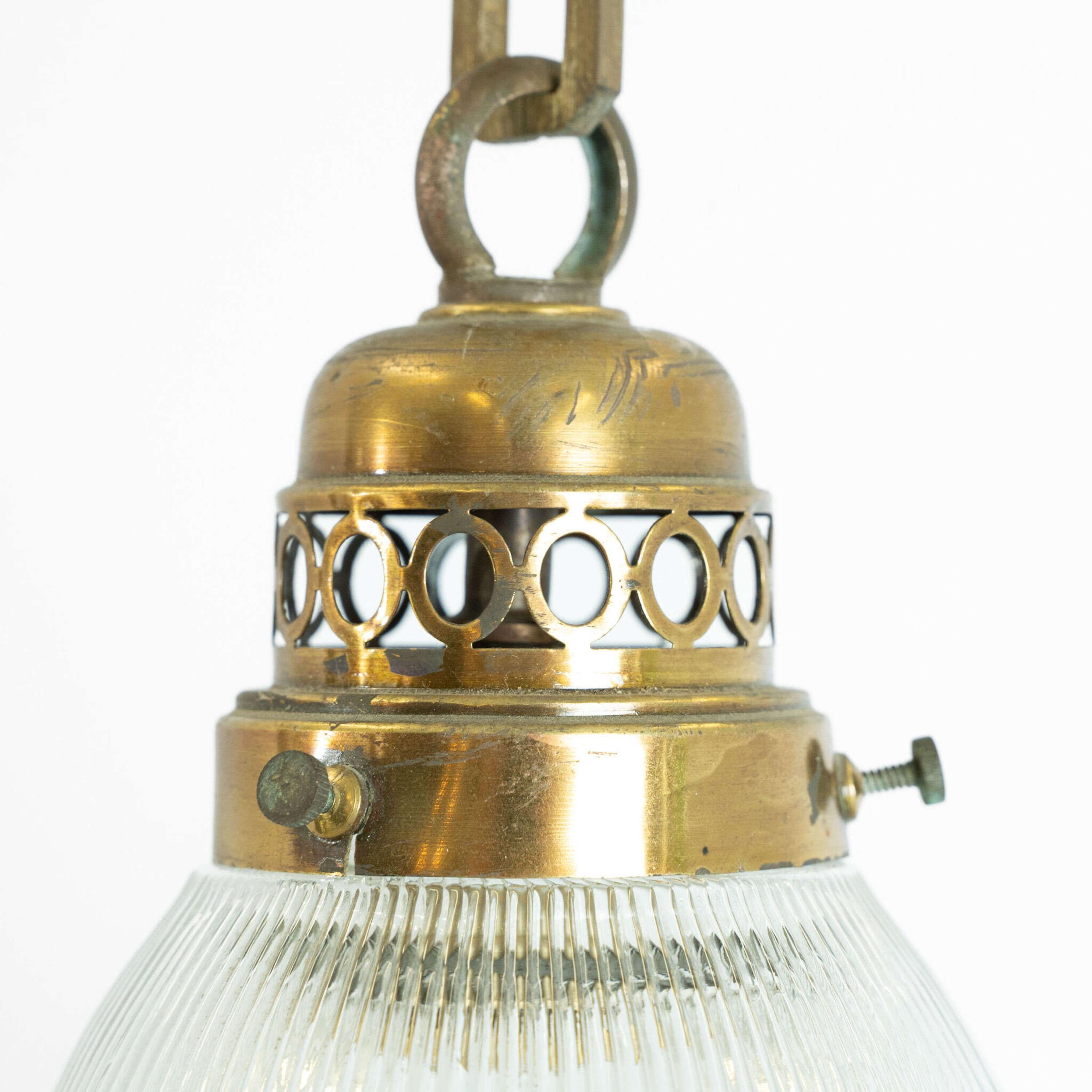 Zweiteilige französische Pendelleuchte aus Messing und opakem Glas um 1940 im Angebot 1