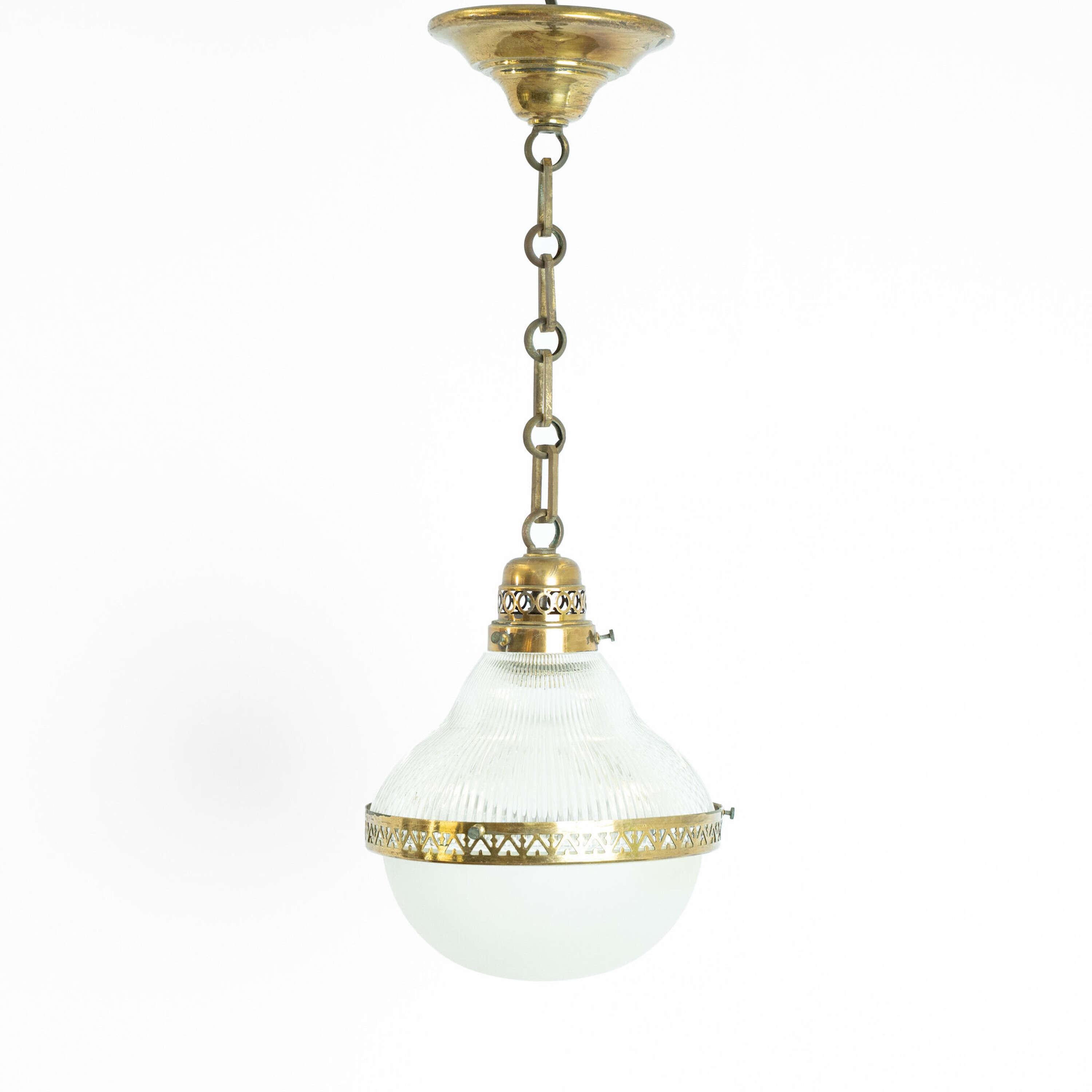 Zweiteilige französische Pendelleuchte aus Messing und opakem Glas um 1940 im Angebot 2