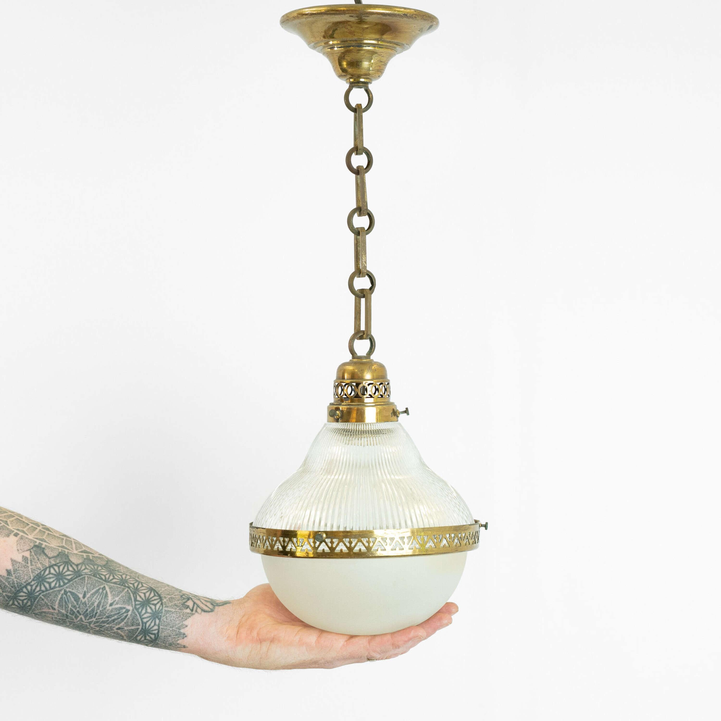 Zweiteilige französische Pendelleuchte aus Messing und opakem Glas um 1940 im Angebot 3
