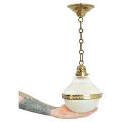 Zweiteilige französische Pendelleuchte aus Messing und opakem Glas um 1940