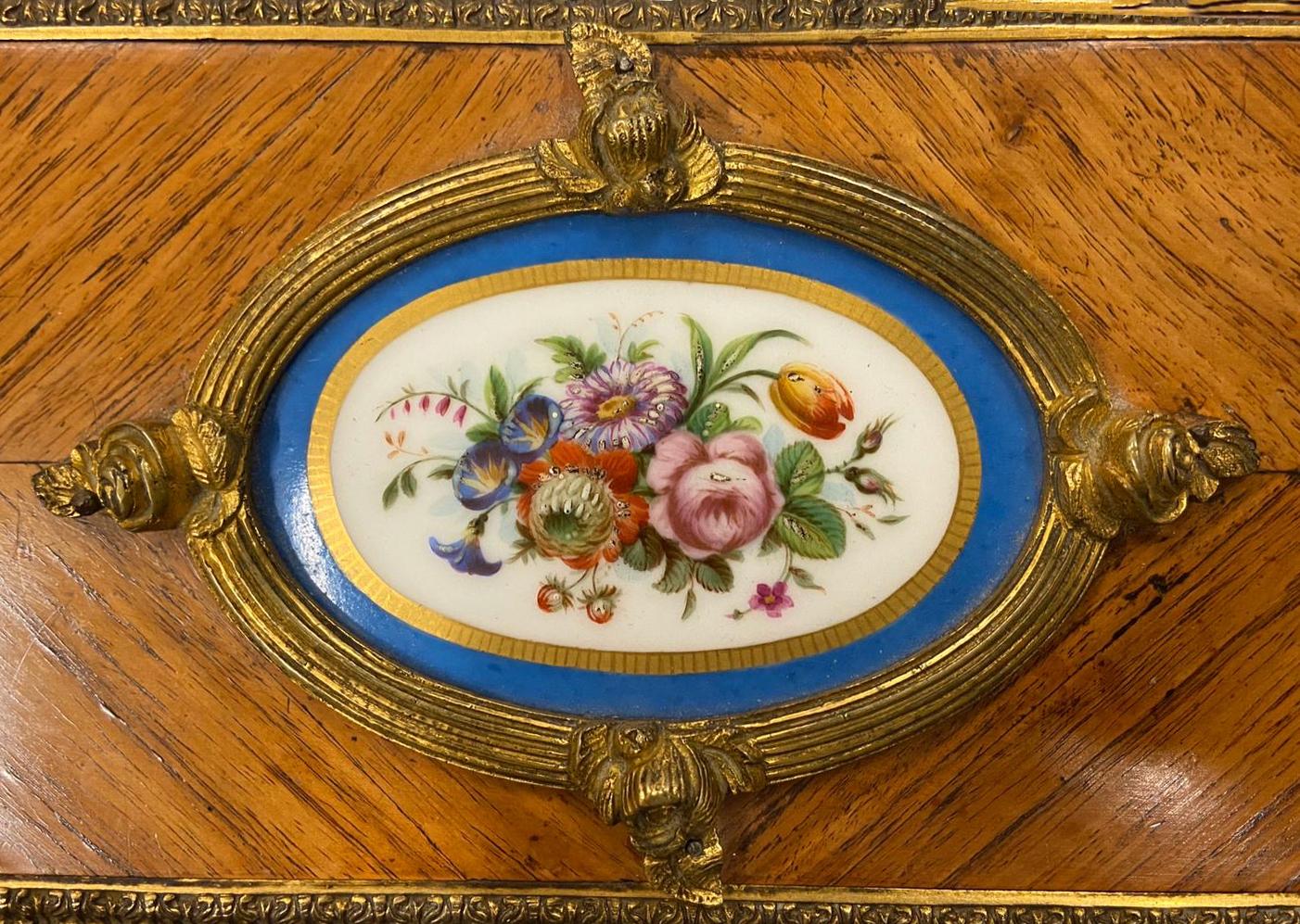 Französisch 19. Jahrhundert 'Sevres' Porzellan montiert Schatulle (Louis XVI.) im Angebot