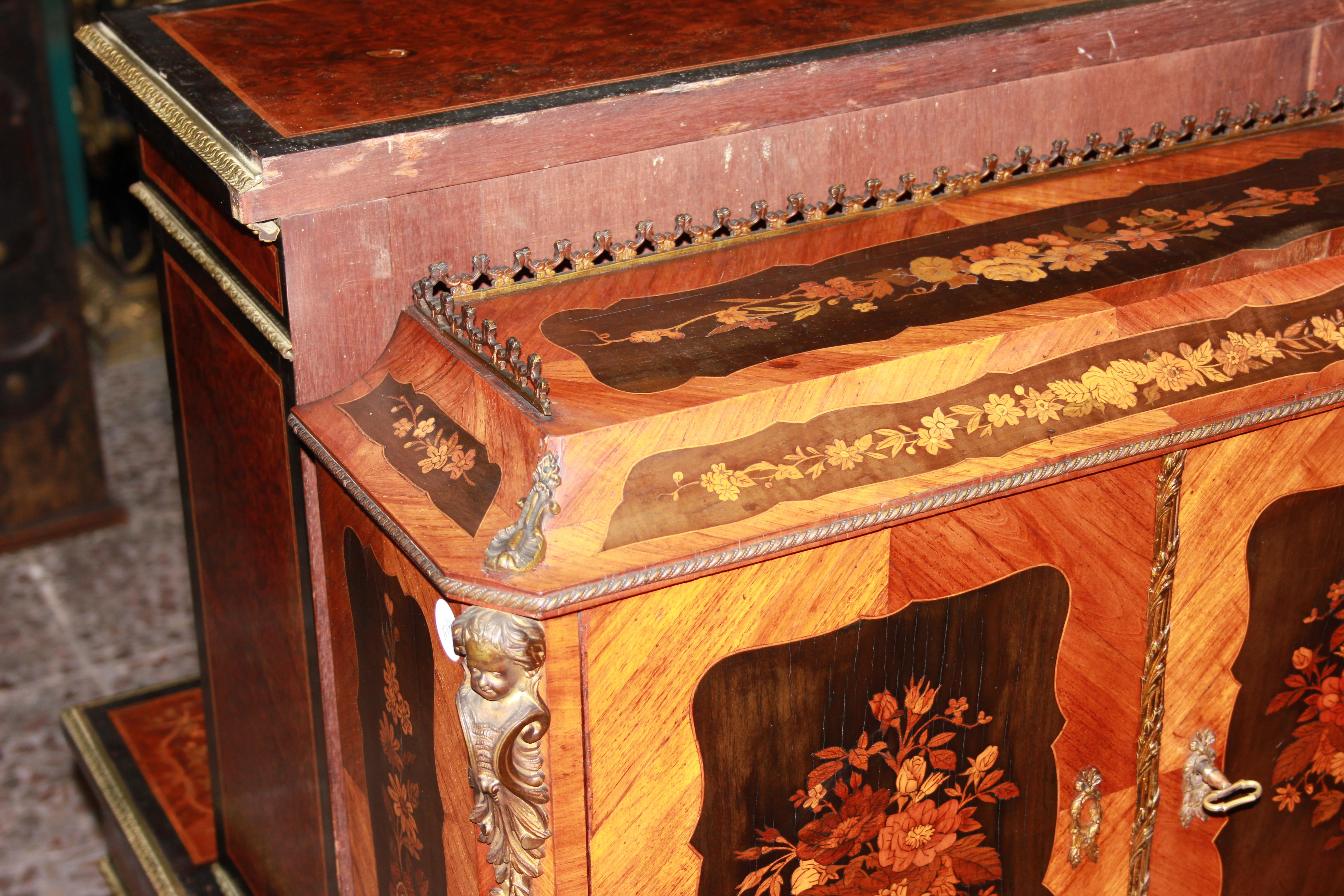 French cabinet from the first half of the 1800s, richly inlaid in the Louis XV  In Excellent Condition For Sale In Barletta, IT