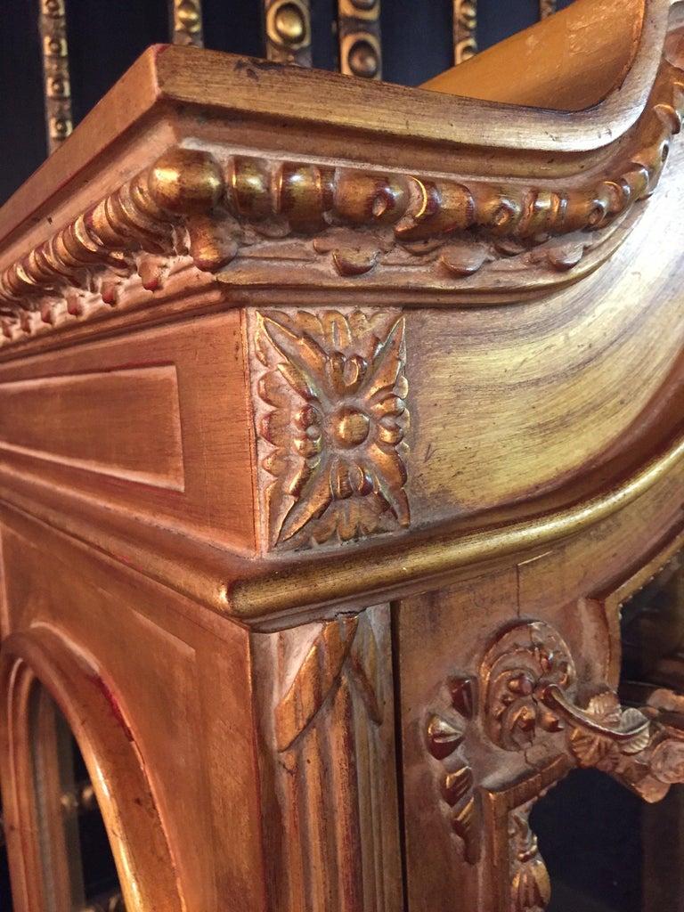 French Vitrine / cupboard in antique Louis XVI Style beech hand carved In Good Condition For Sale In Berlin, DE
