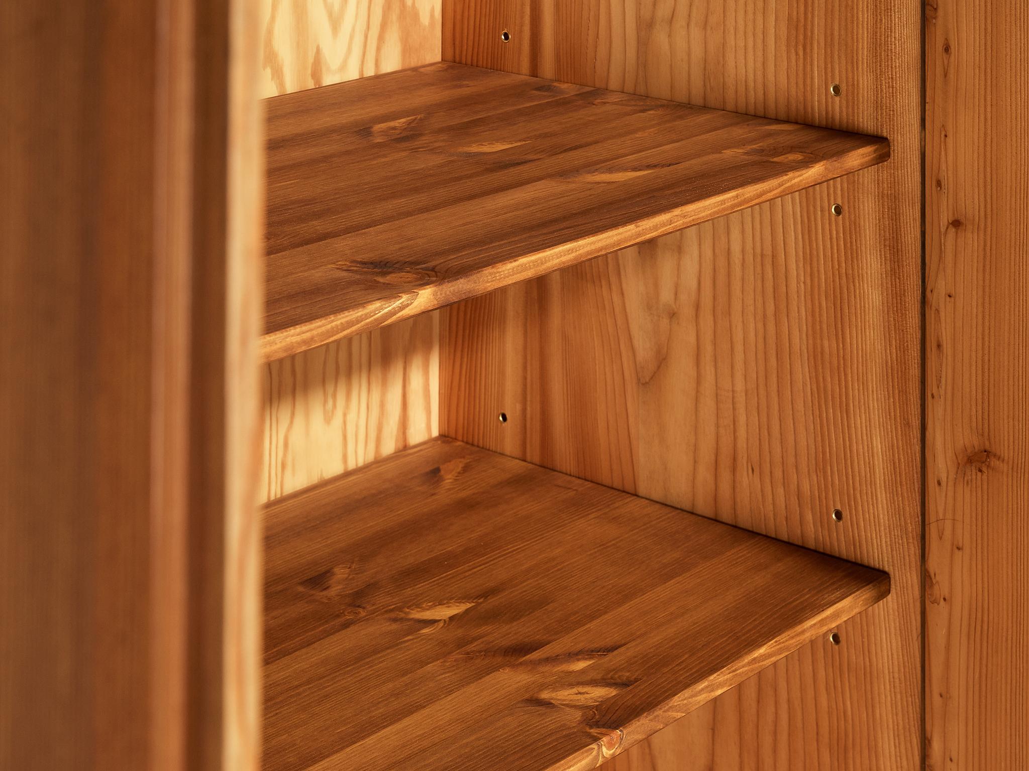 Armoire française en pin et détails en laiton 4