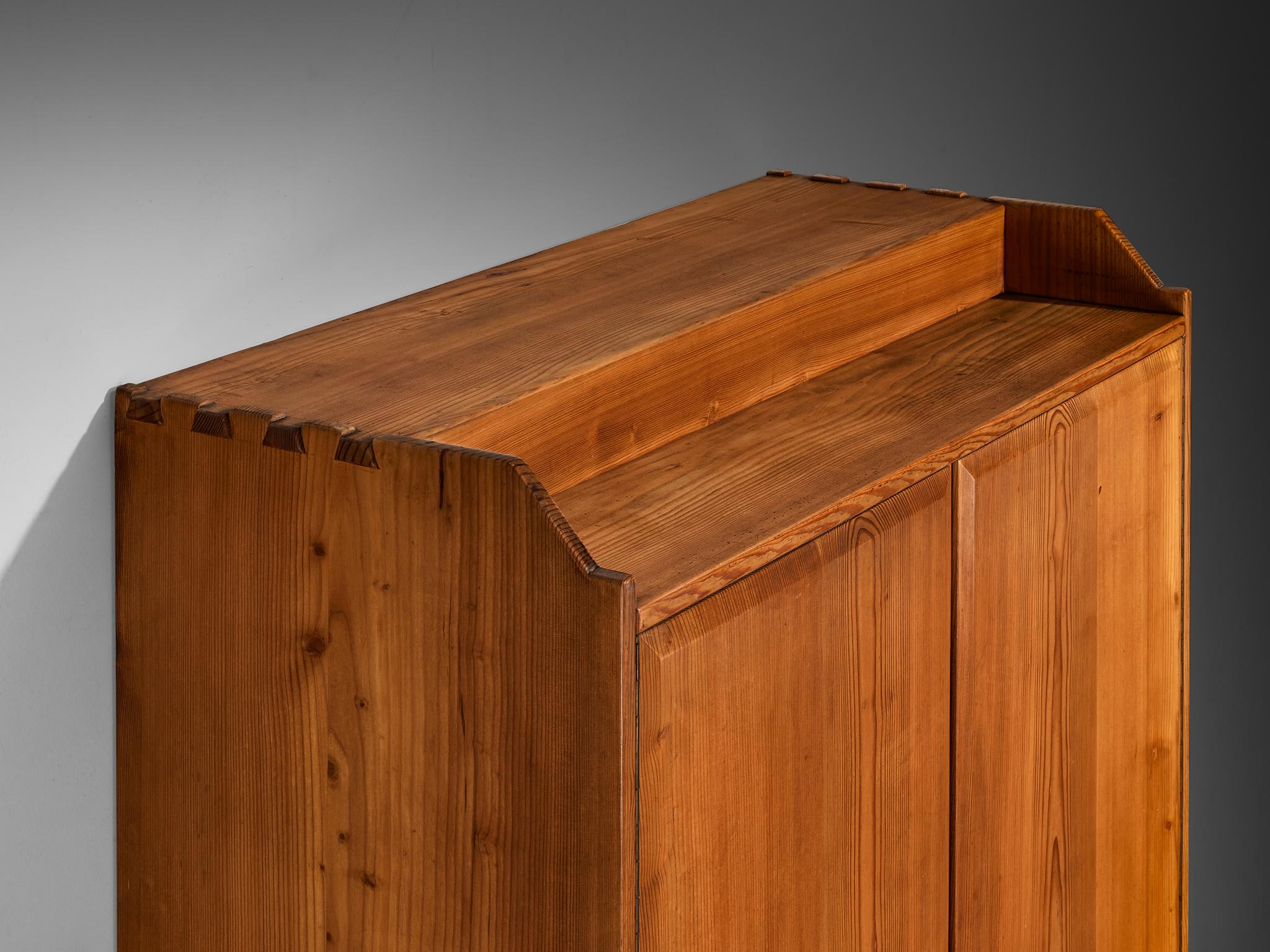 Français Armoire française en pin et détails en laiton