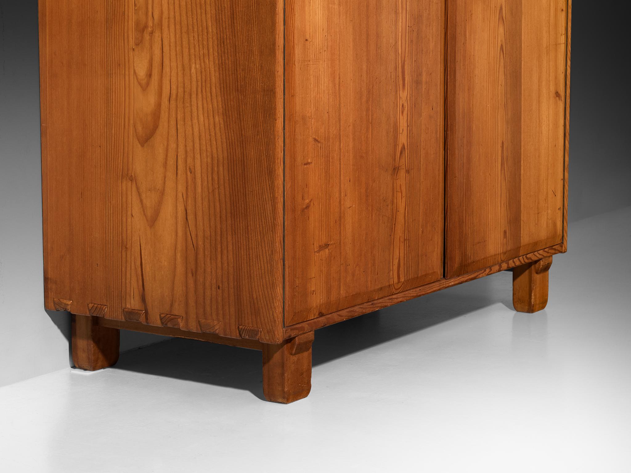 Armoire française en pin et détails en laiton 2